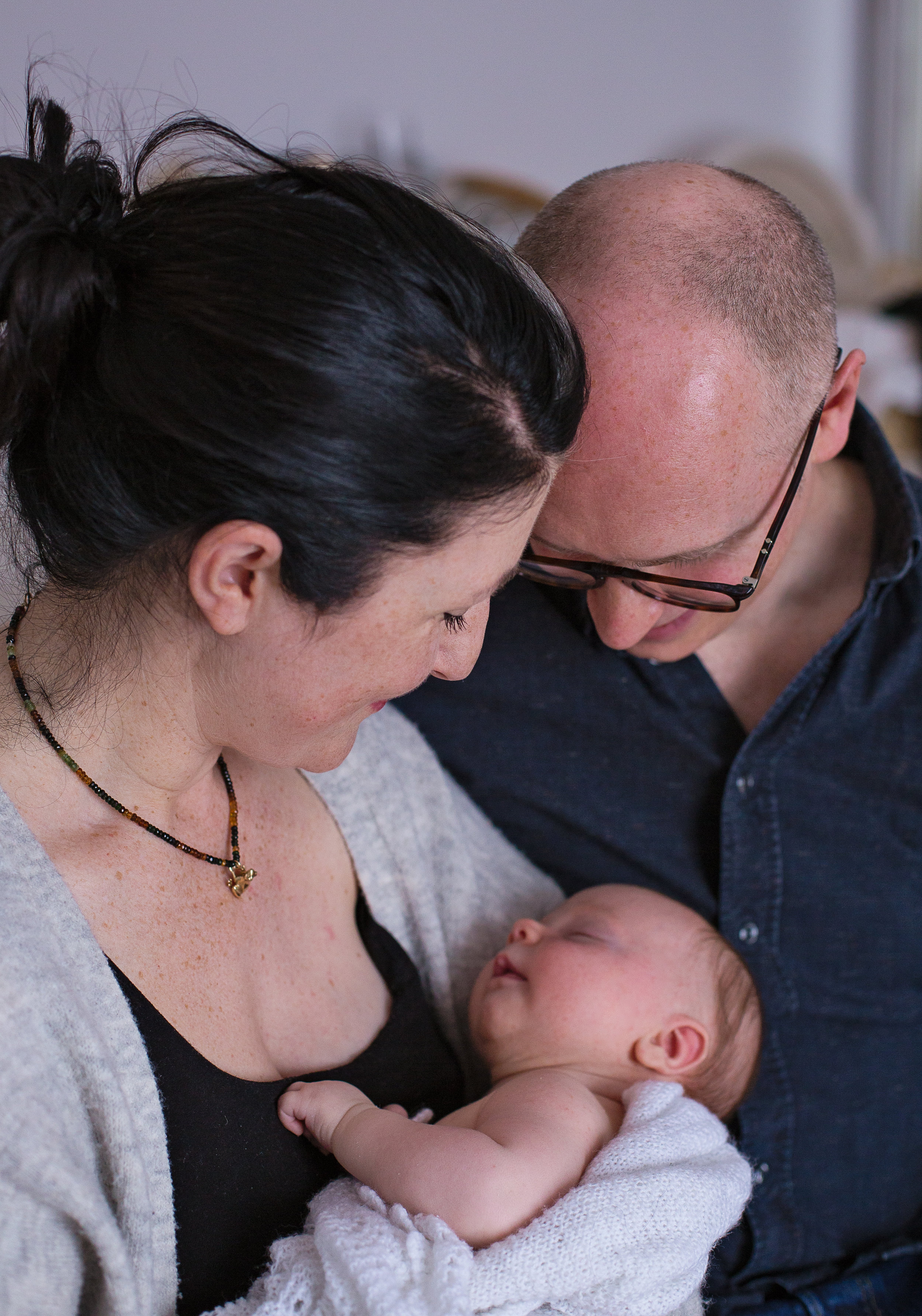 mum and dad cuddling baby aberdeen