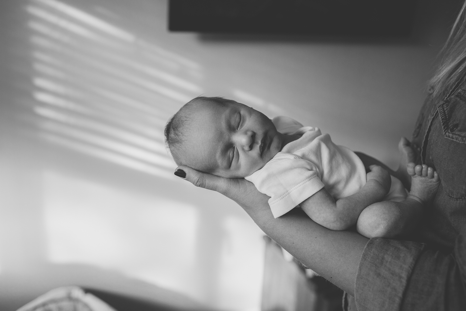  baby photographer aberdeen, baby sleeping in mums hands, lifestyle photography in aberdeen, newborn session at home 