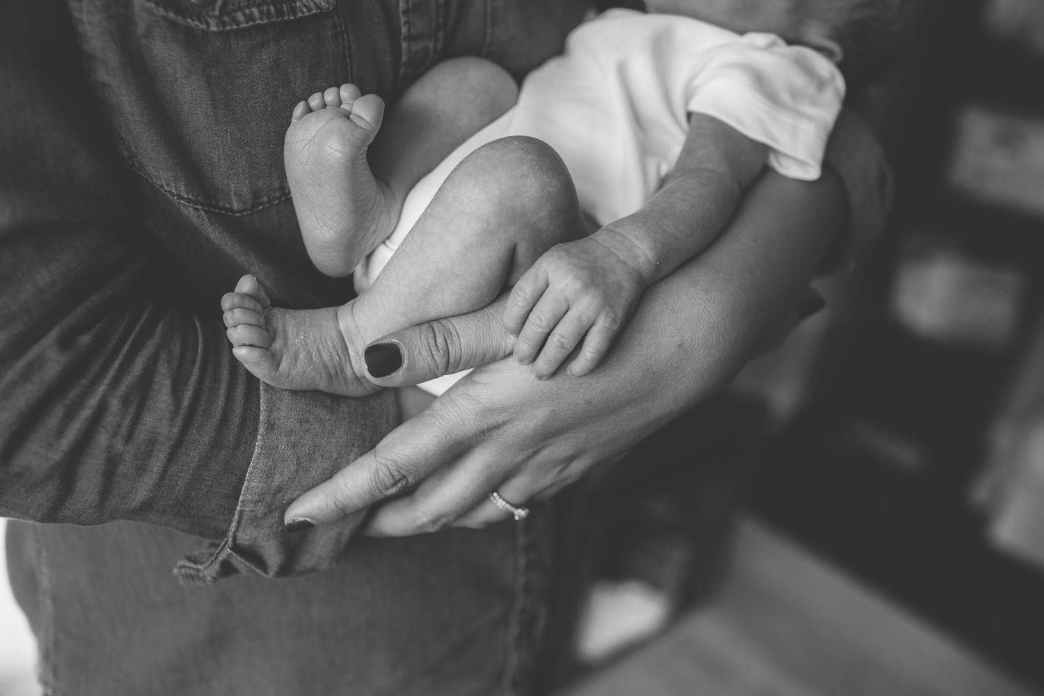  baby feet, baby cuddles, family photographer aberdeen, family photography aberdeen 