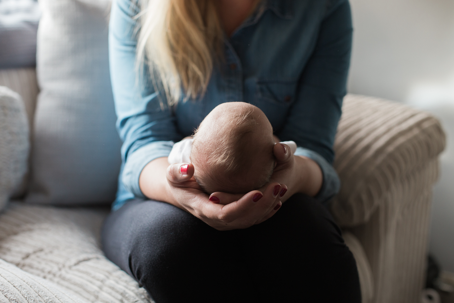  baby head in mums hands, newborn baby and mother, baby and mum, family photography Aberdeen, aberdeen photographer, aberdeen 