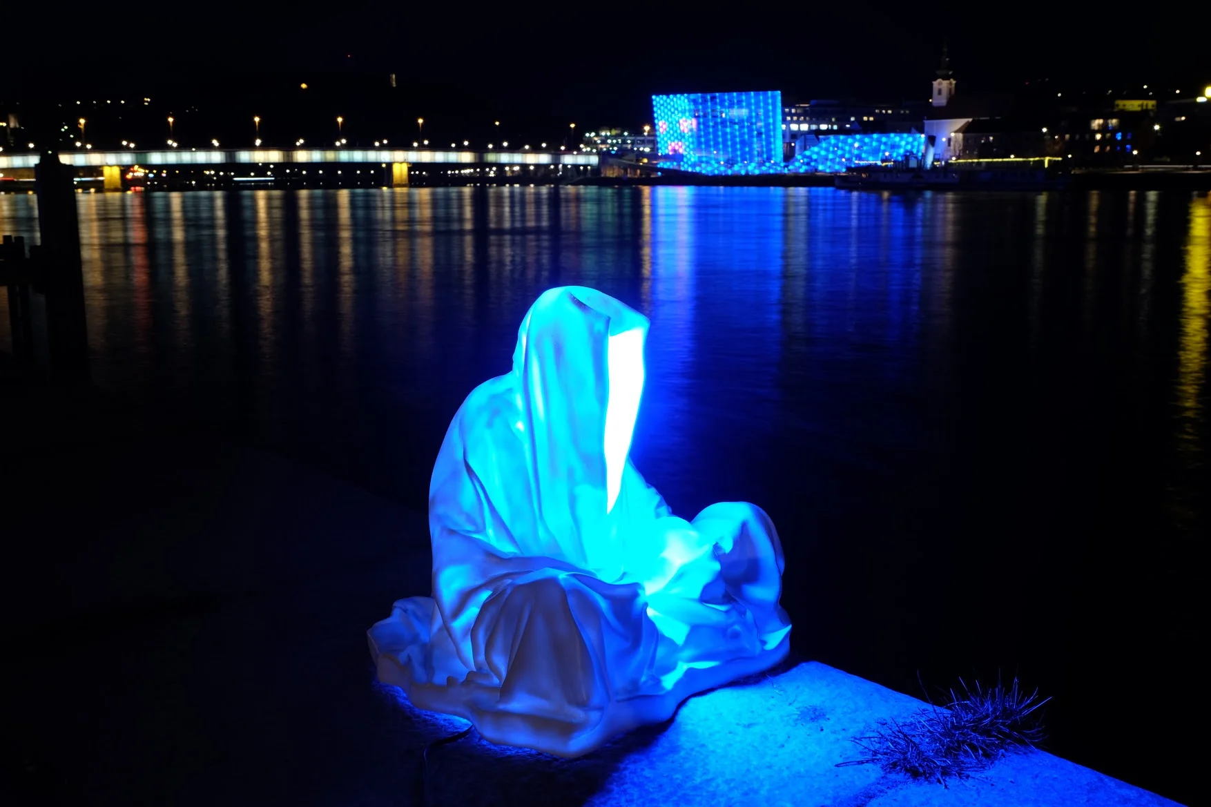 guardians-of-time-manfred-kielnhofer-linz-light-art-contemporary-art-sculpture-statue-modern-design-lamp-light-lumina-1792.jpg