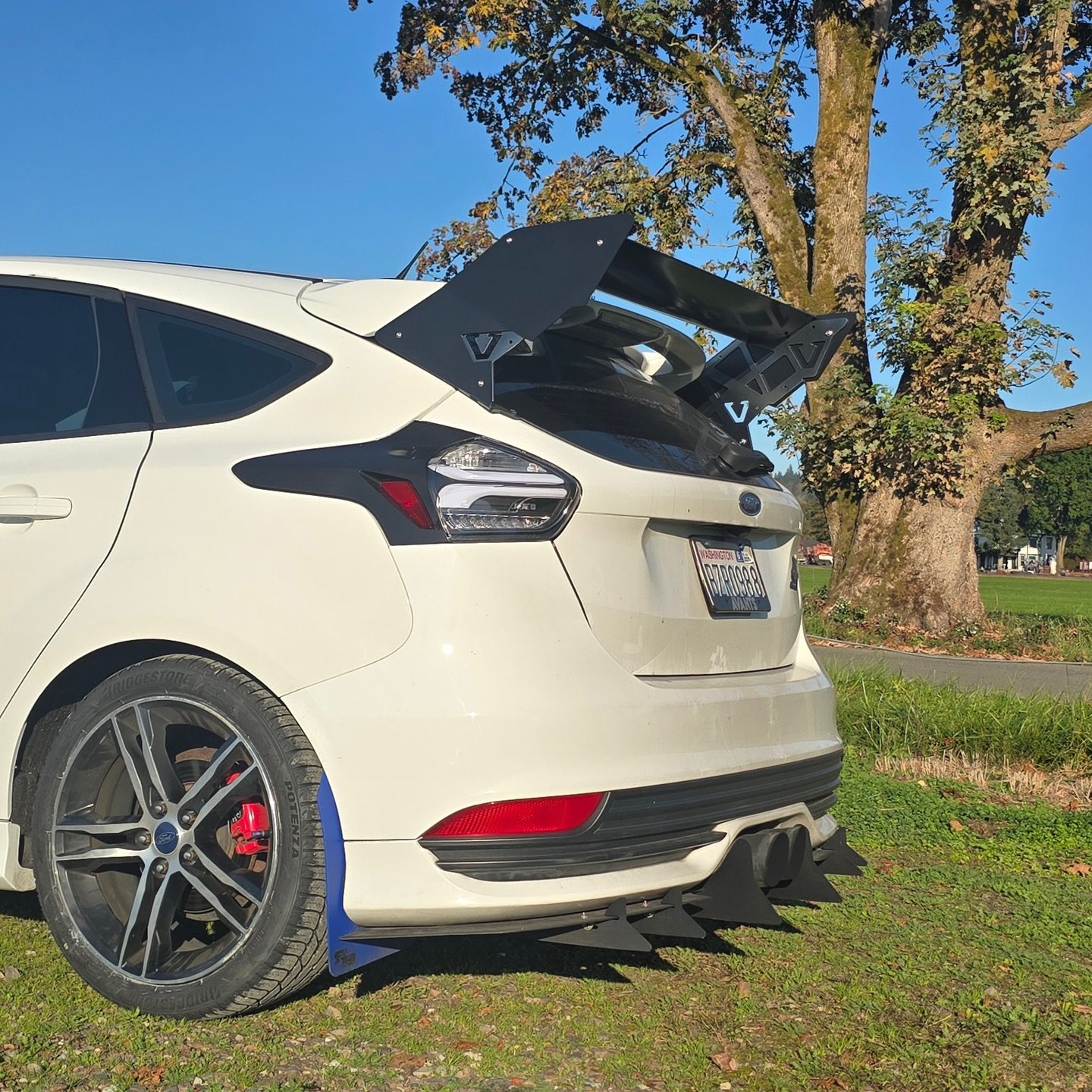 @frostbyte.st3 looking good rocking our VM hatch-mounted wing and V3 Focus ST Diffuser!

 #vegamotorworks #vegaModified  #fordfocusST #focusST #fordnation #hothatch #hatchback #fordfiesta #fiestaST #fordst #splitter #ford #instagood #instadaily #hatc
