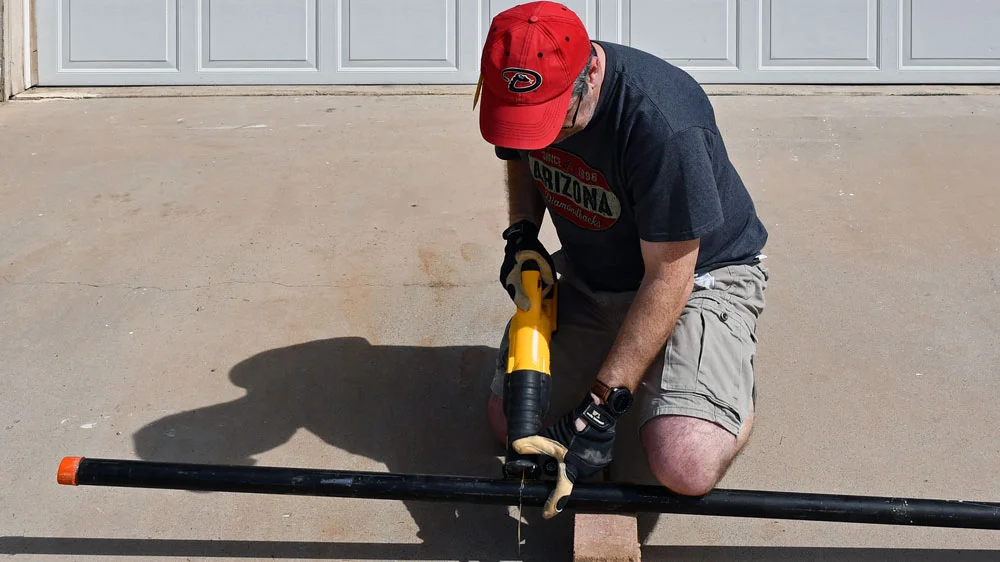 1-Cutting-black-pipe.jpg