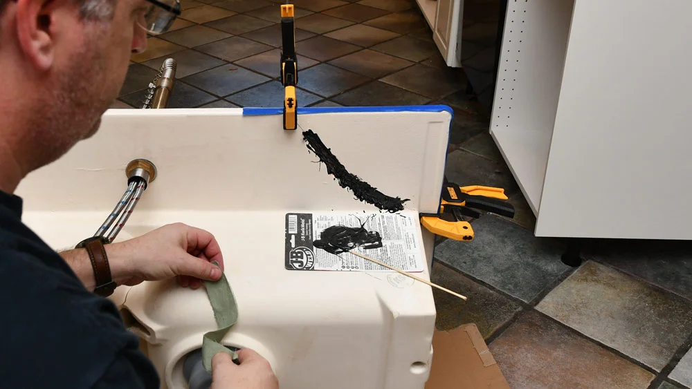 Mix equal amounts of the epoxy and the hardener