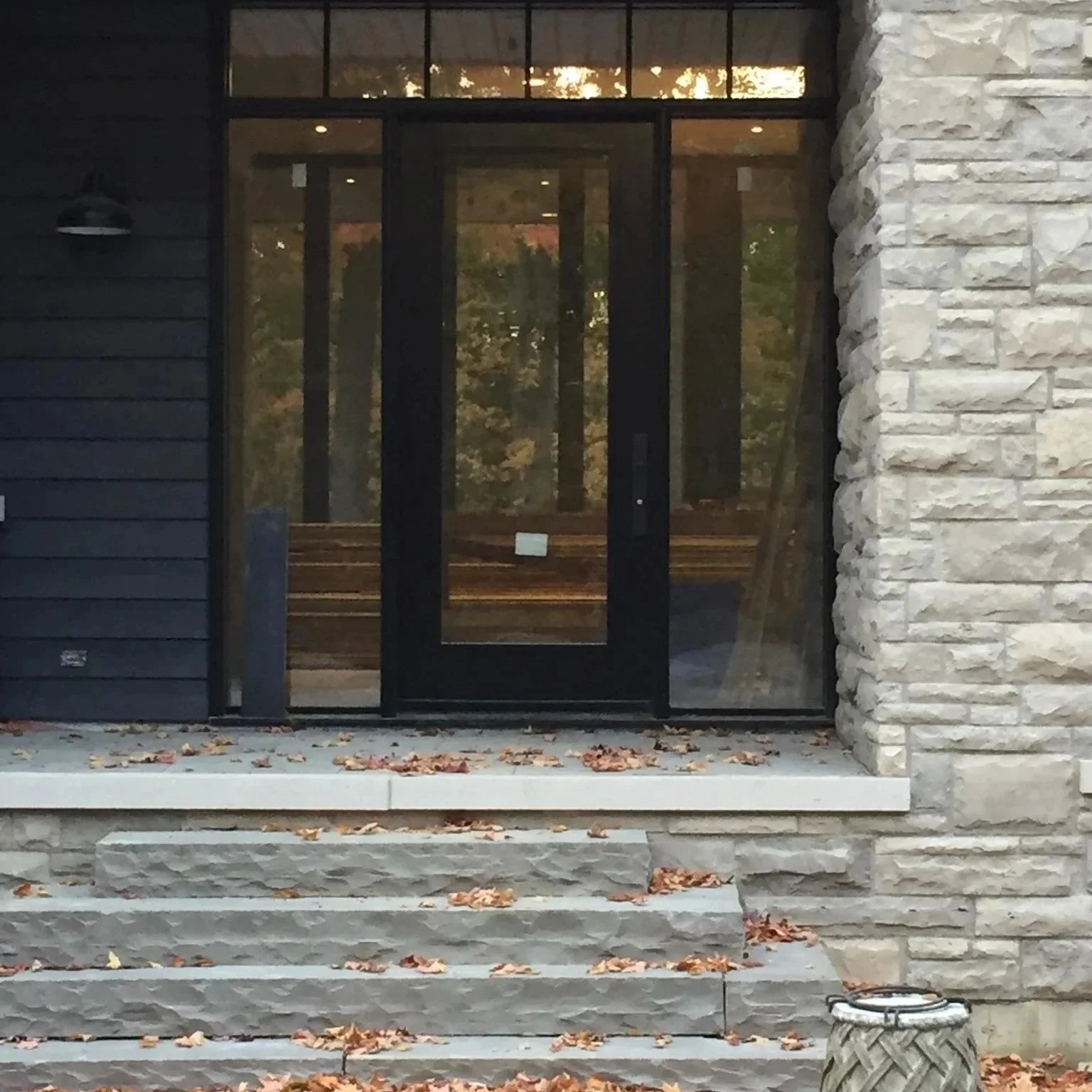 Entrance with steps 2016