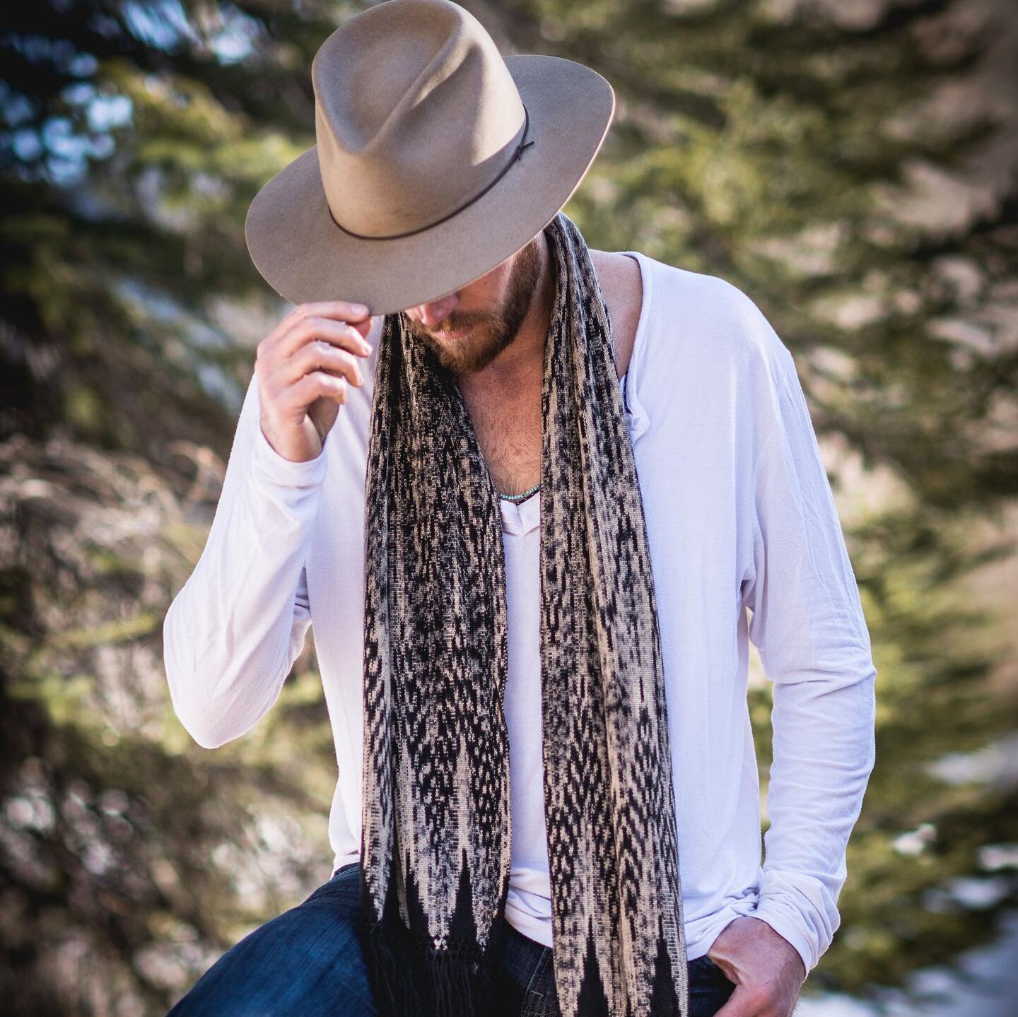 Introducing our hand-woven + hand-dyed Ecuadorian Scarves. The perfect accessory to accompany your custom hat. 
&bull;
&bull;
&bull; 📷 @siriraitto 
#aspenhatter #customhats #bespoke #artisans #locallymade #customhat #hatter #westernvibes #aspen #asp