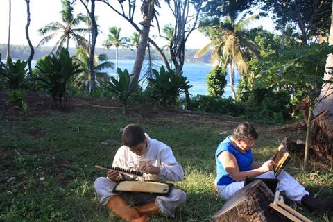 Lamorna and Jonathan grafting queen cell