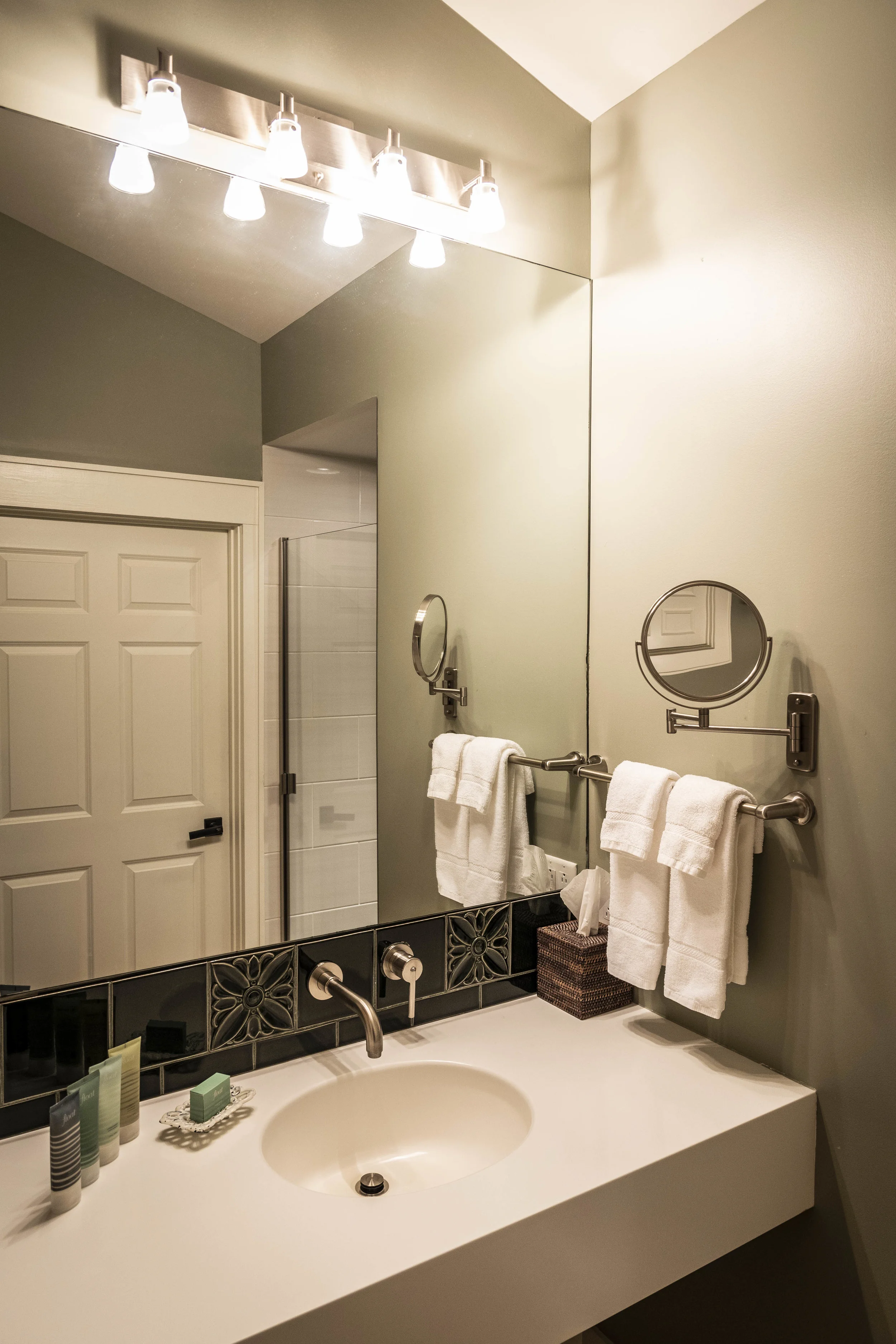 Room 1-37.jpg