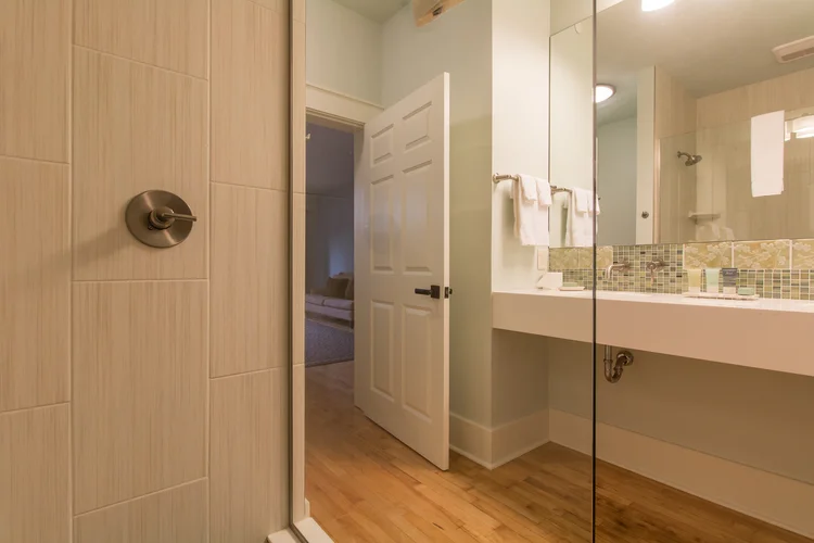 Room 4 BATH.jpg