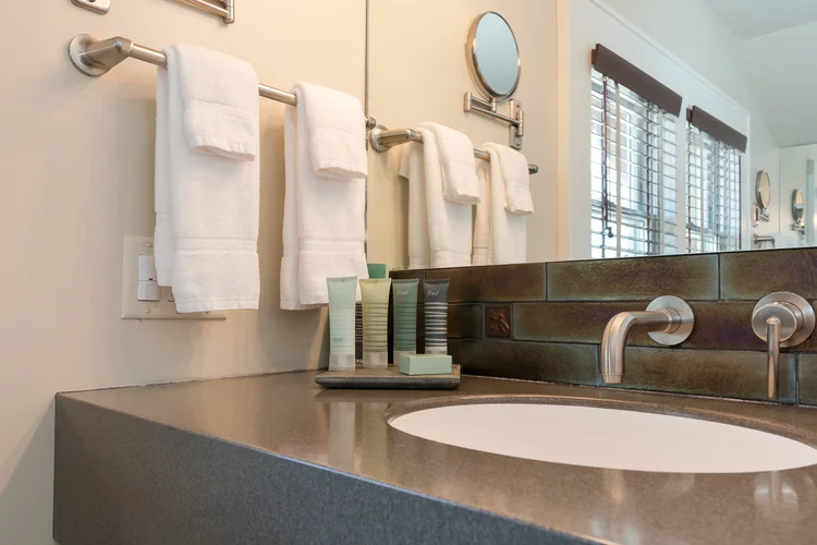 Room 9 BATH2.jpg