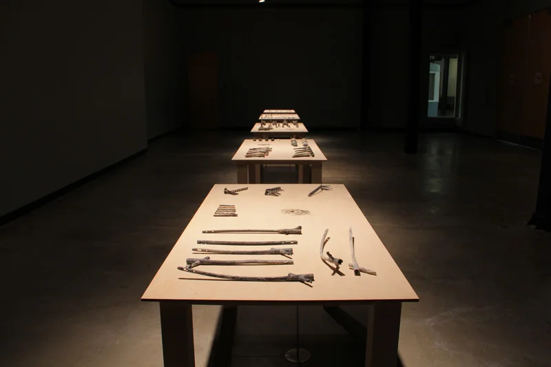 Lo único que queda / Instalación (Implantes metálicos rescatados de un crematorio, partículas metálicas cremadas, imanes, mecanismos, sensor) / 2013