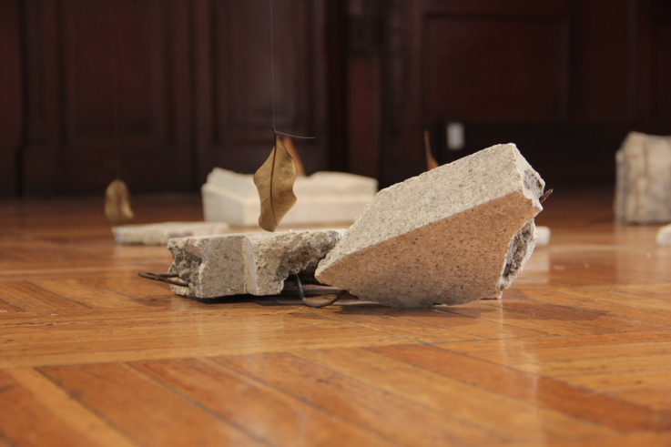   La vida de las cosas muertas / Instalación (Fragmentos de lápidas del Panteón de Dolores de Ciudad de México, hojas inmortalizadas, hilos, motores) / 2012  
