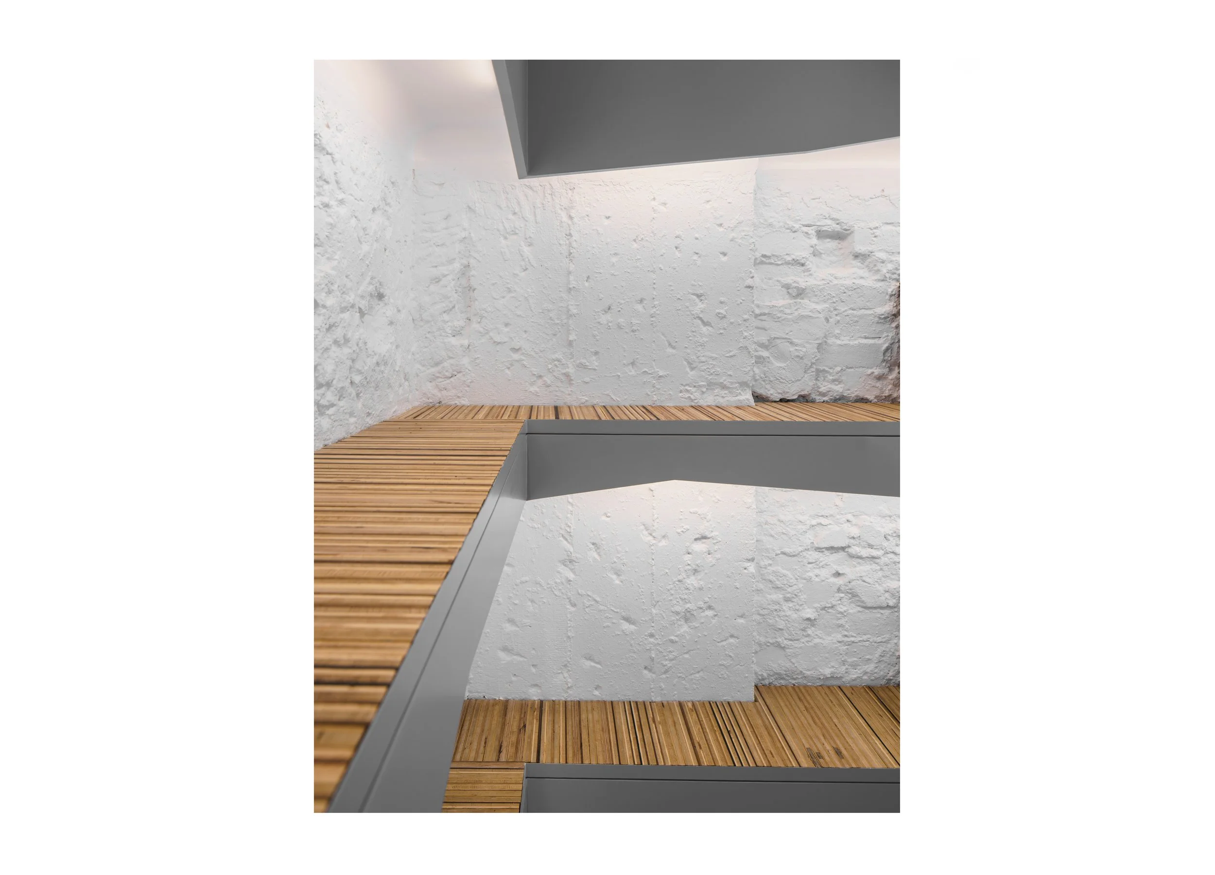  As for the ceiling, we wanted to create a surface with a unique texture that can accommodate MR16 LED light bulbs. Our office is located within an industrial building where many logistics companies are located. Once they are finished with their roll