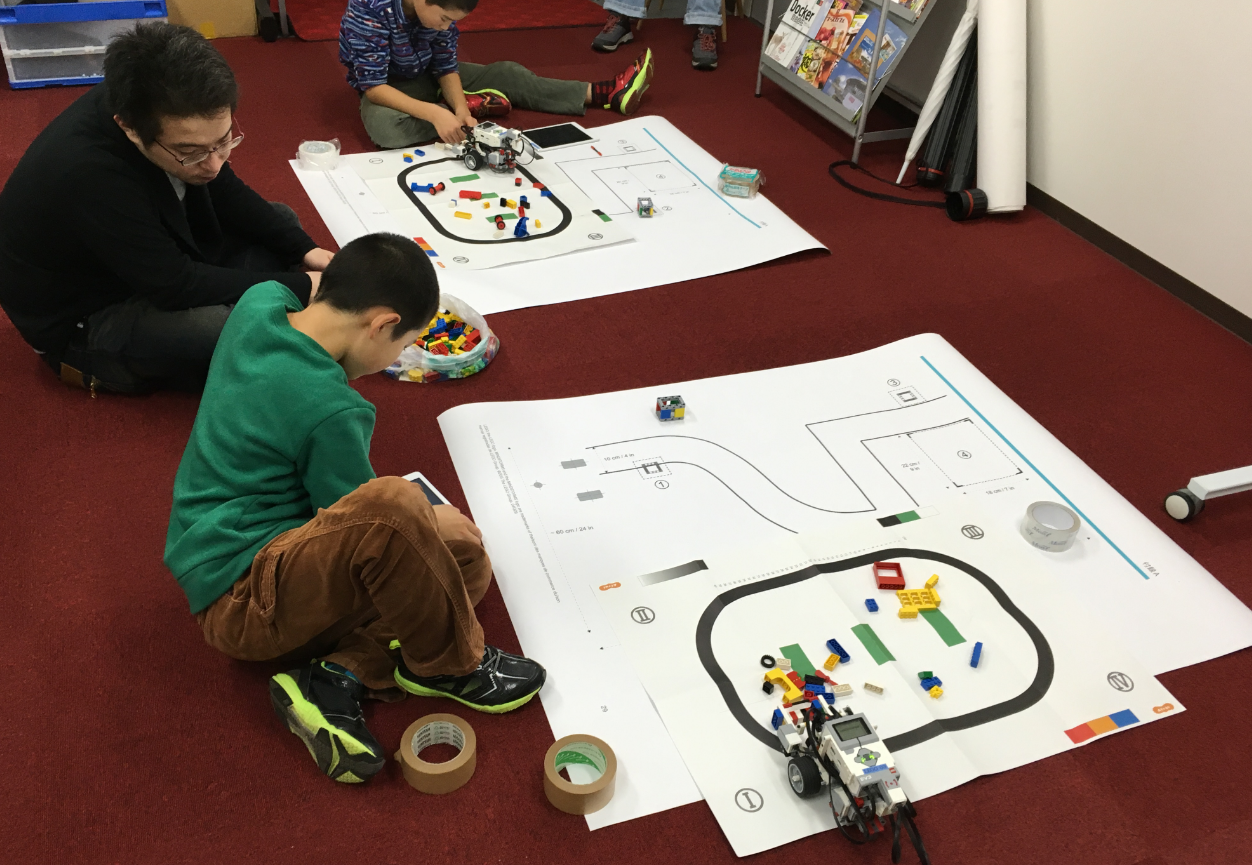 ギークラボでLEGOマインドストームに触れる小学生