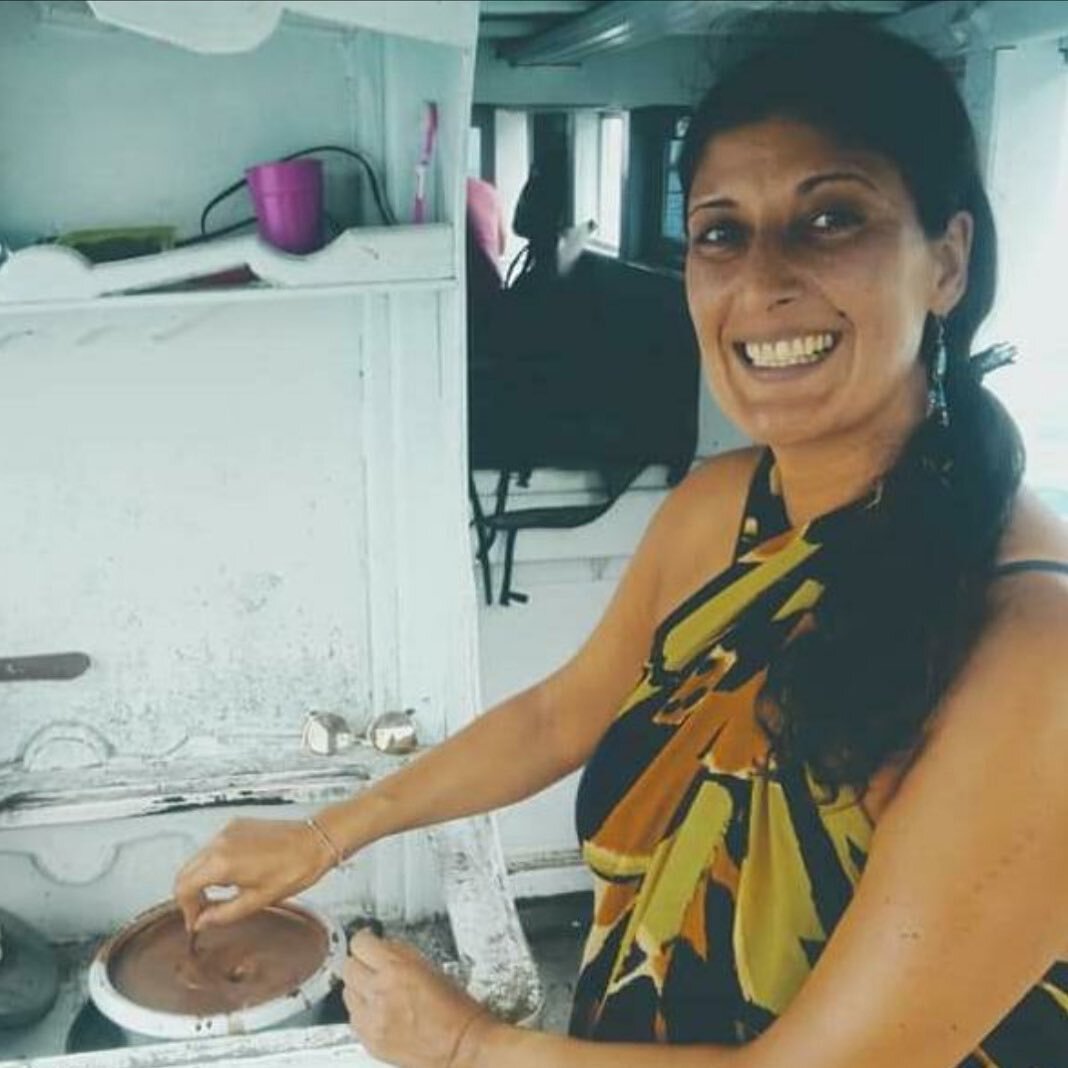 INTRODUCING OUR MASTER OF CEREMONIES @vidahealing 
-
This is me, making cacao on a boat in Thailand. Where there's a will there's is a way.
-
I'm Vida, and I'm looking forward to making a beautiful cacao recipe for you all on this retreat. I am a Sys