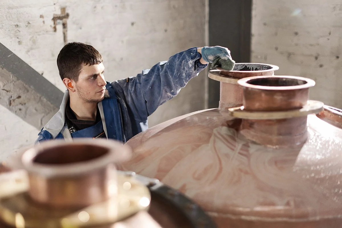 andy-bate-scotland-coppersmiths-craft-copper-pot-still-polishing-21.jpg