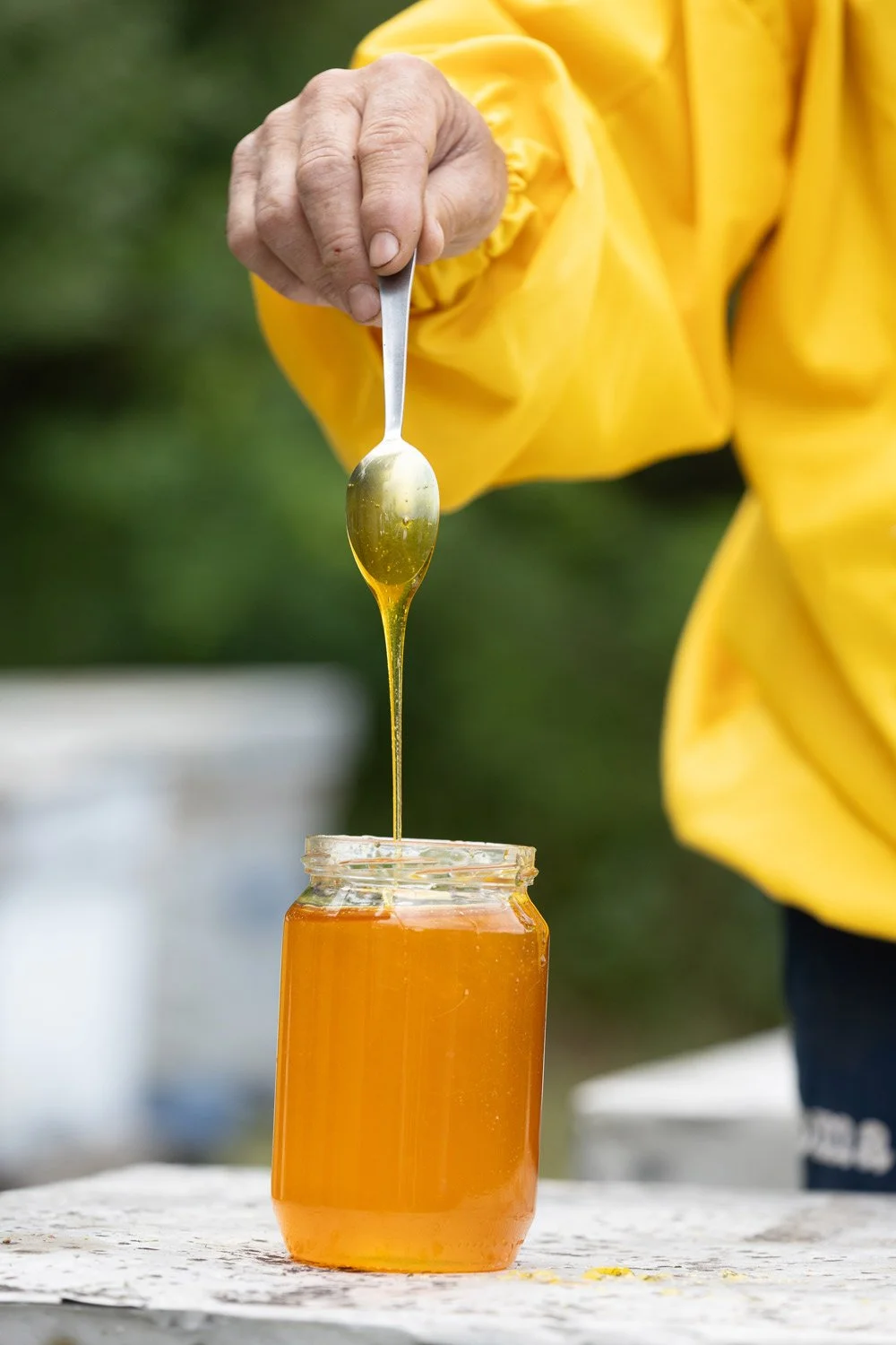 andy-bate-commercial-reportage-serbia-ebrd-honey-dripping-from-spoon-11.jpg