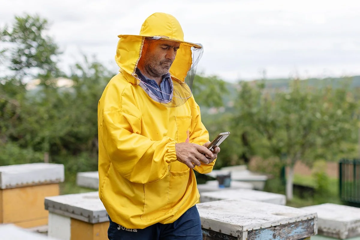 andy-bate-reportage-serbia-ebrd-honey-production-beekeeper-technology-check-12.jpg