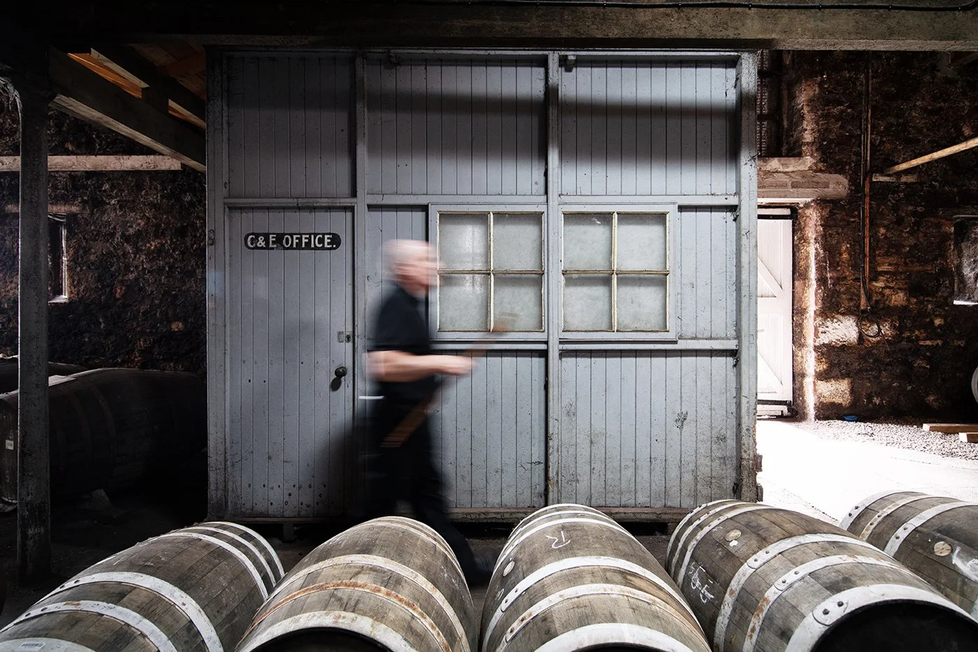 fettercairn-distillery-distillery-worker-walking-dunnage-warehouse-02.jpg