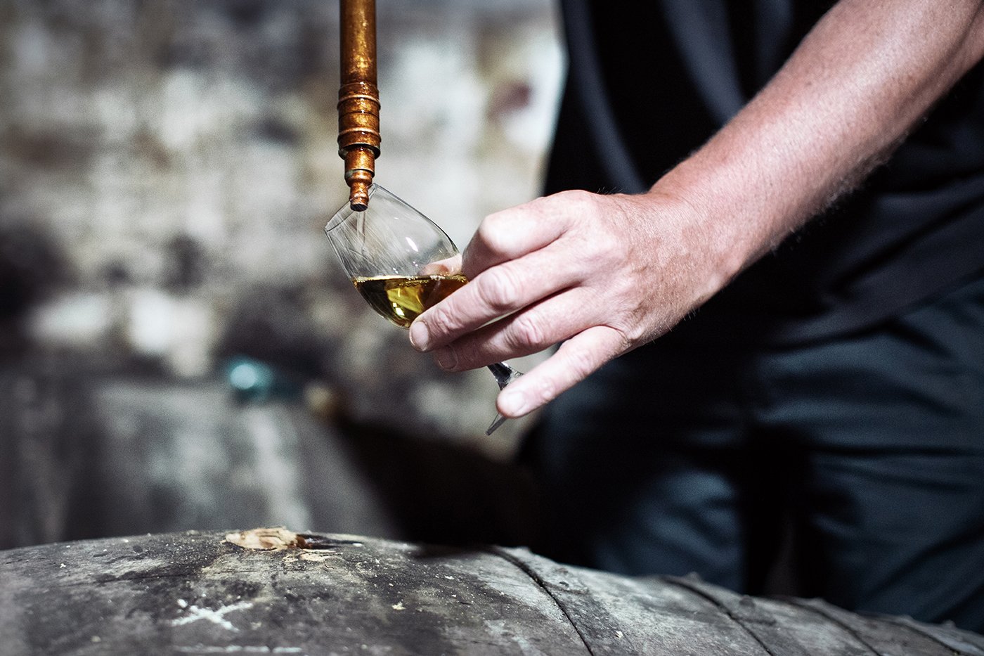 fettercairn-distillery-master-distiller-hands-whisky-thief-09.jpg