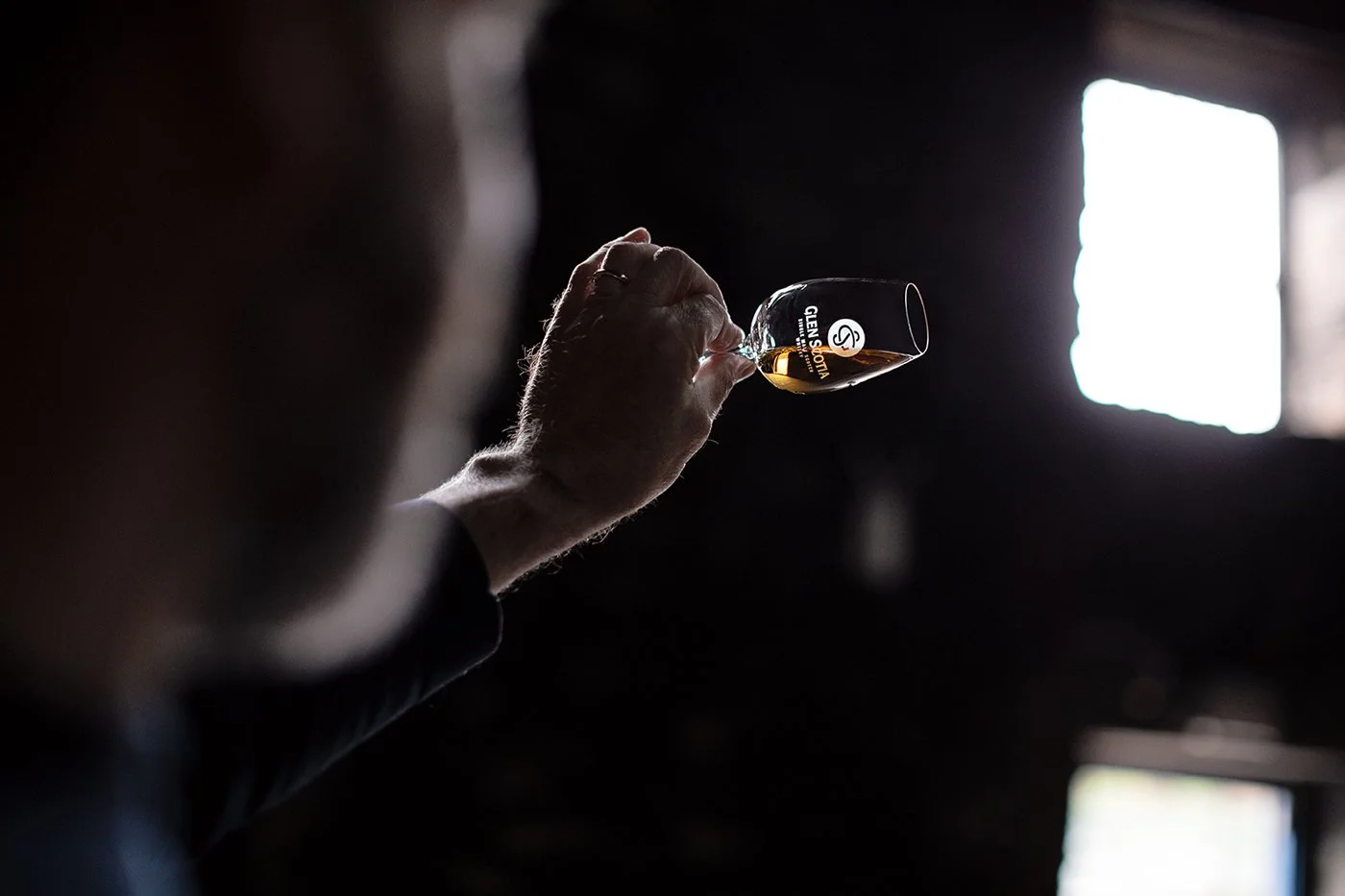 glen-scotia-distillery-iain-mcalister-inspecting-whisky-glass-light-06.jpg