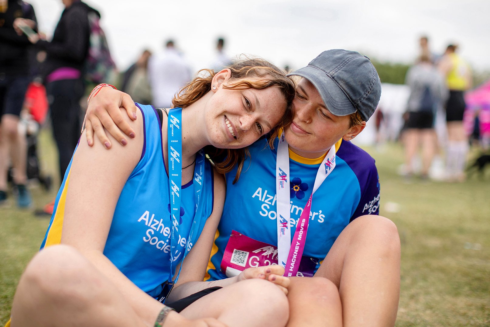 andy-bate-sisters-hugging-half-marathon-alzheimers-society.jpg