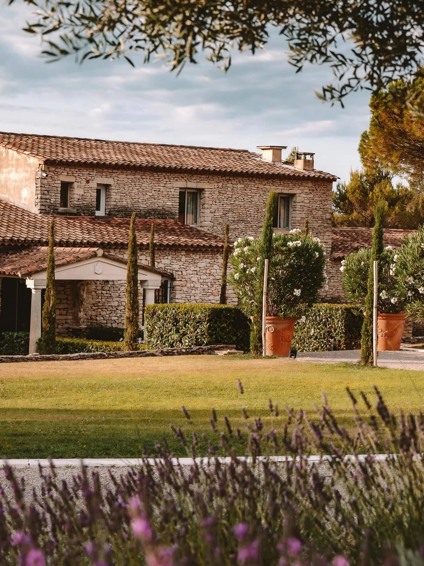 JOYAUX PROVEN&Ccedil;AL 

Pierres charg&eacute;es d&rsquo;histoire, garrigues parfum&eacute;es, villages pittoresques, cuisine gorg&eacute;e de soleil et art de l&rsquo;hospitalit&eacute;&nbsp;: la Provence se profile comme la plus belle des destinat