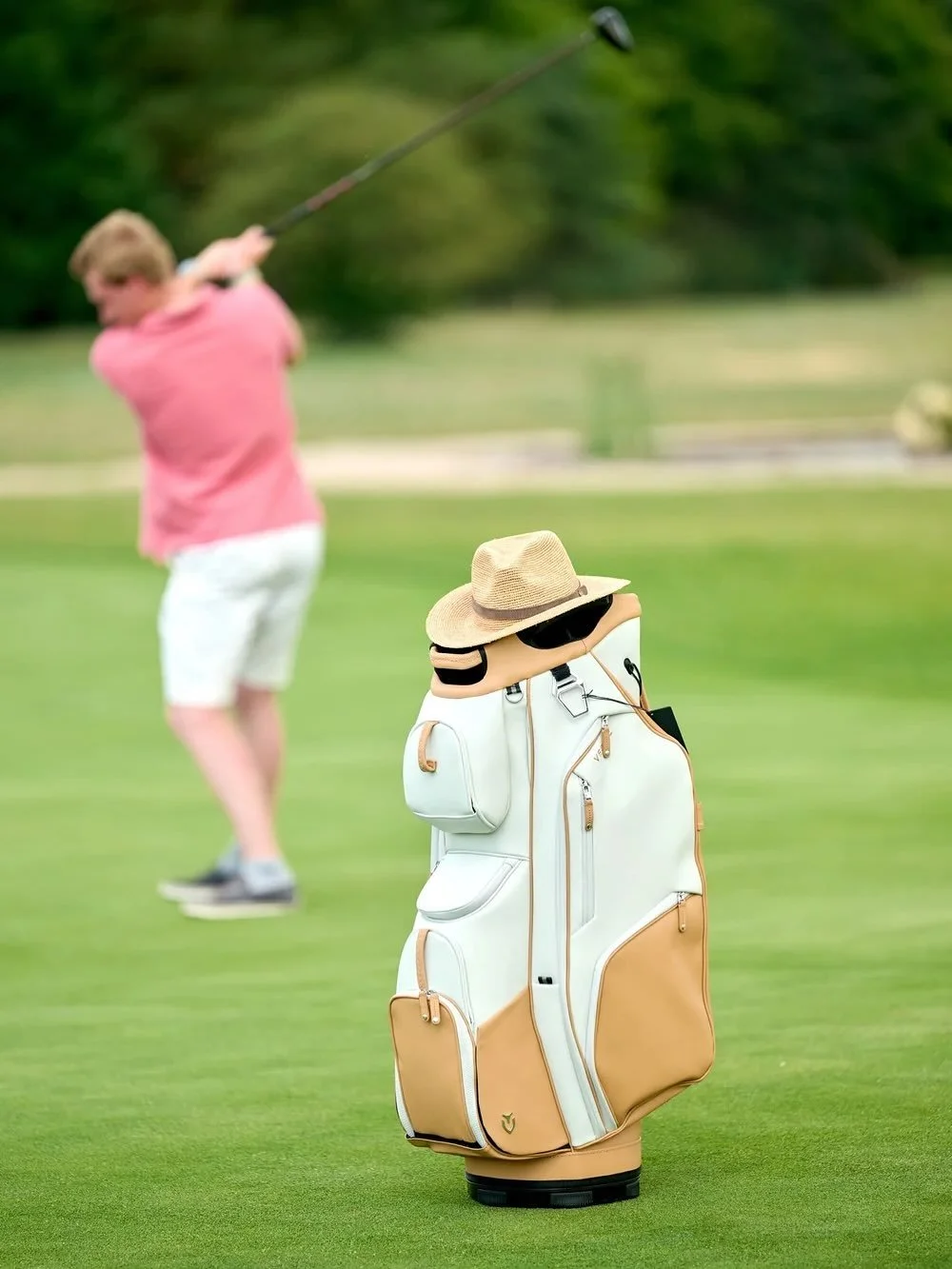 QUAND GOLF, STYLE ET SERVICE SE RENCONTRENT

Des clubs de golf embl&eacute;matiques aux essentiels de voyage &eacute;l&eacute;gants : Hannon Sport est depuis des d&eacute;cennies d&eacute;j&agrave; une v&eacute;ritable institution &agrave; Knokke-Hei