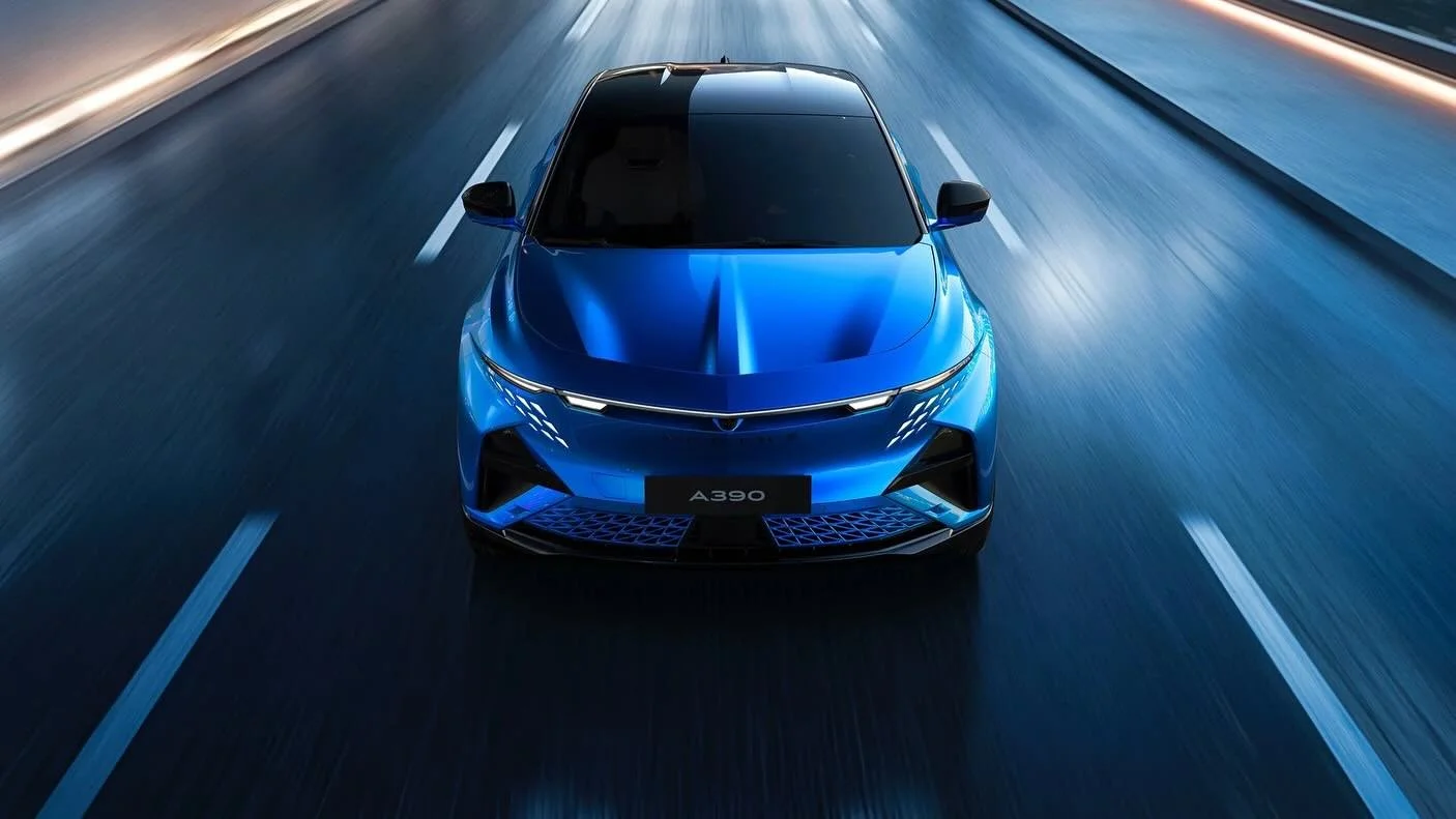 ALPINE A390&nbsp;: L&rsquo;ART DU FRISSON &Eacute;LECTRIQUE

Avec l&rsquo;A390, Alpine sublime sa l&eacute;gende dans une silhouette fastback r&eacute;solument avant-gardiste. Pr&eacute;sent&eacute;e en premi&egrave;re mondiale &agrave; Dieppe, cette
