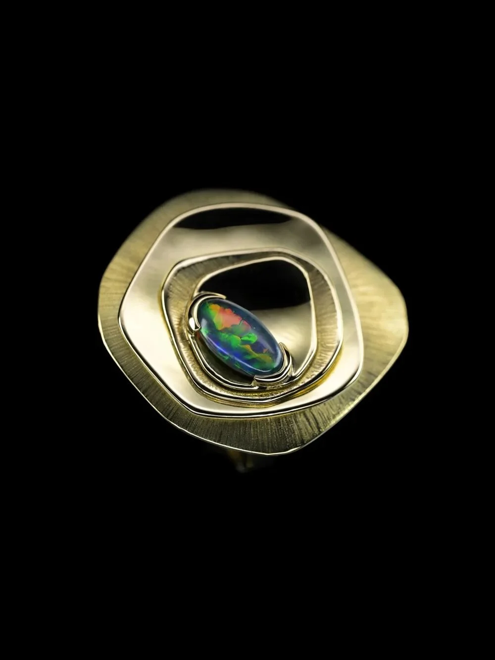 Nich&eacute;e au c&oelig;ur du vieux Li&egrave;ge, la Maison Chris Alexxa incarne depuis pr&egrave;s de quatorze ans une vision rare de la haute joaillerie. Fond&eacute;e par Christine Alexandre et son mari Olivier Smal, Chris Alexxa cultive un art d