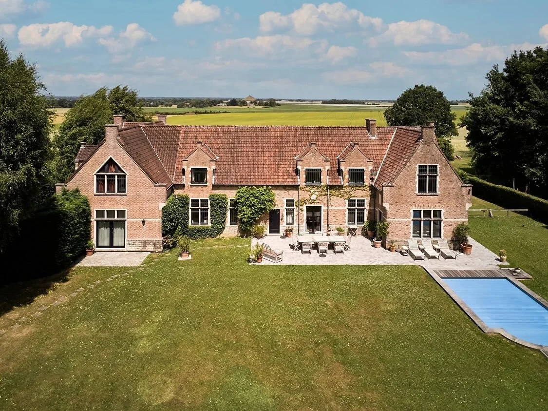 ACHETEZ OU LOUEZ EN TOUTE S&Eacute;R&Eacute;NIT&Eacute;&nbsp;!

Fond&eacute; il y a 17 ans &agrave; Bruxelles, Property Hunter occupe la position de leader sur le march&eacute; de la recherche immobili&egrave;re. Cette activit&eacute;, n&eacute;e pou