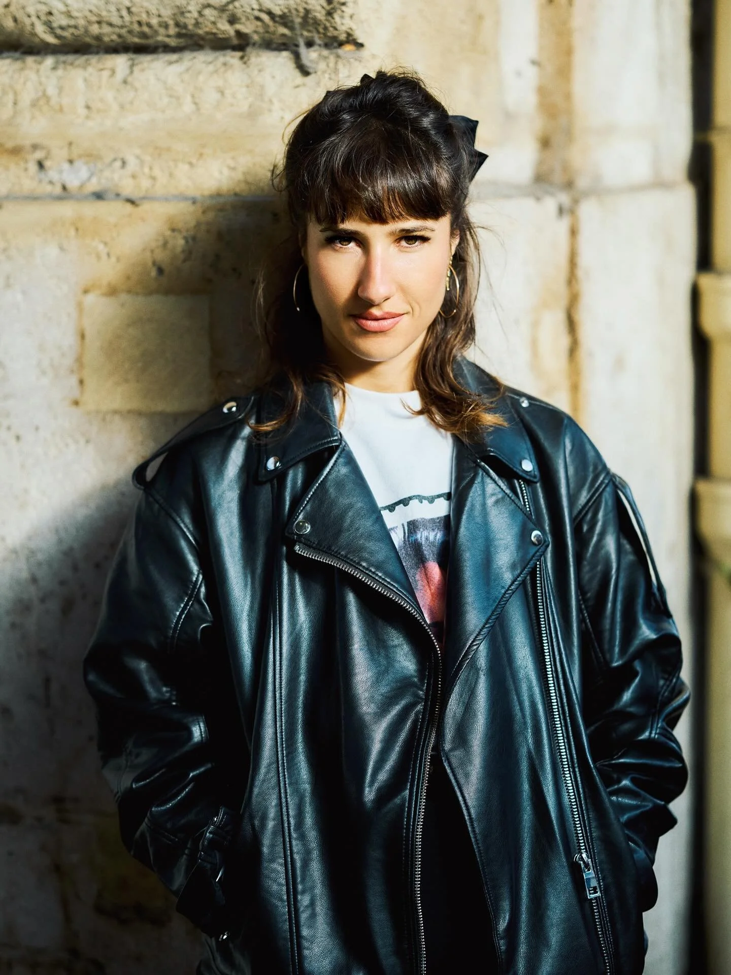 1H22 AVEC Marie S&rsquo;Infiltre

Marie Benoliel de son vrai nom
est une personnalit&eacute; ambiva-
lente, hypersensible et intense,
au parcours atypique. Connue
gr&acirc;ce &agrave; ses vid&eacute;os satiriques,
comiques et politiques sur les
r&eac