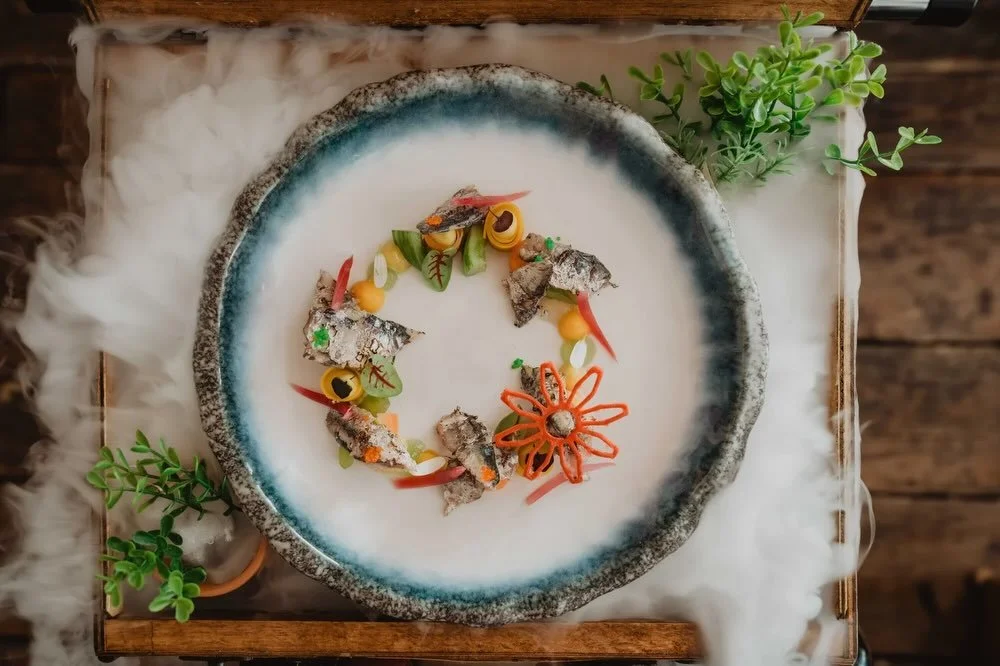 UNE TABLE FINE &amp; CR&Eacute;ATIVE

Situ&eacute; dans le petit village du Ch&acirc;ble, Kanp&acirc;na est une vraie p&eacute;pite. Ouverte il y a deux ans et demi par le chef Fabio Amaral et son &eacute;pouse Kelly Manenti, l&rsquo;adresse s&rsquo;