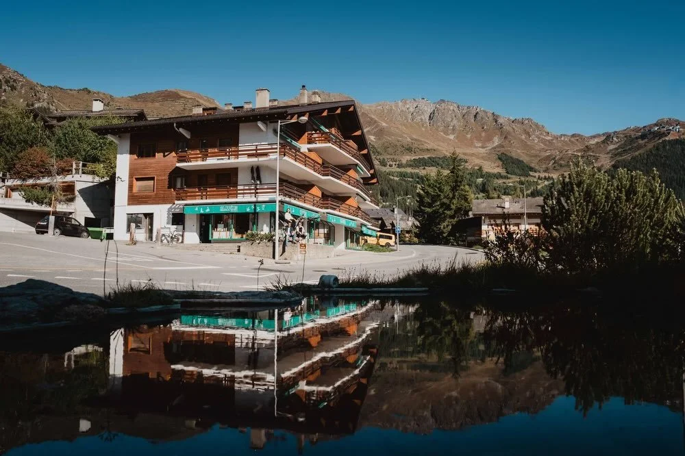 EVASION SPORTS. 

Situ&eacute; sur les hauteurs de Verbier, loin de l&rsquo;agitation du centre, Evasion Sports souffle ses 35 bougies&nbsp;! Cette adresse familiale, sp&eacute;cialis&eacute;e dans des disciplines de niche comme le t&eacute;l&eacute;