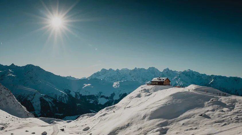 100 ANS DE PASSION MONTAGNARDE !

Construite en 1925 pour les randonneurs passionn&eacute;s de haute montagne, la Cabane Mont Fort, nich&eacute;e &agrave; 2457 m&egrave;tres d&rsquo;altitude, offre un panorama spectaculaire donnant sur le mont Blanc 