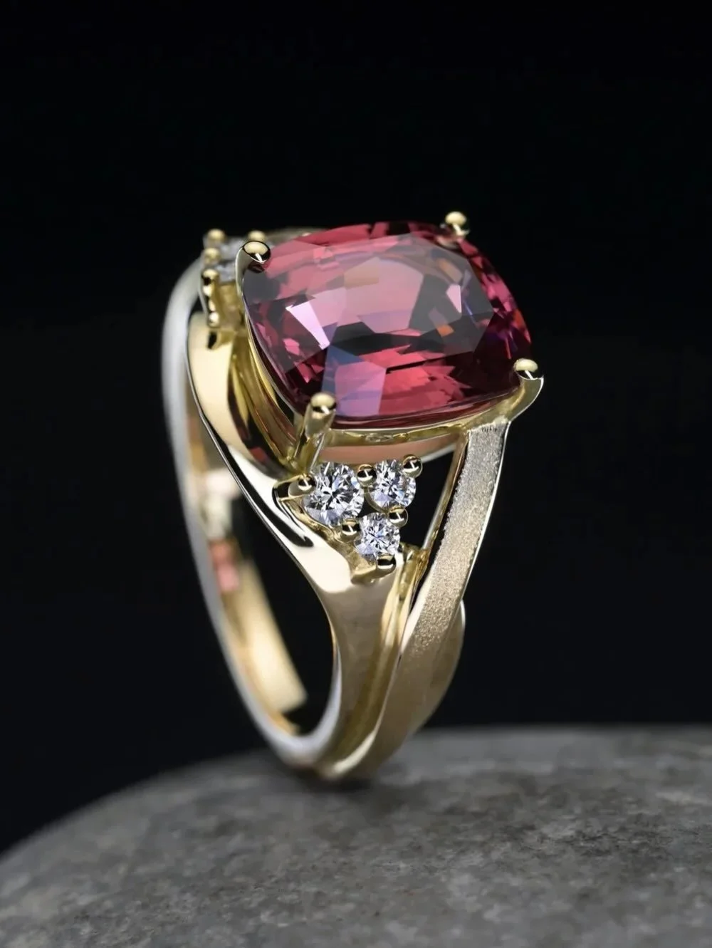 CHRIS ALEXXA, LA BEAUT&Eacute; DE L&rsquo;EXCEPTION

Au c&oelig;ur du vieux Li&egrave;ge, la Maison Chris Alexxa d&eacute;ploie depuis pr&egrave;s de quinze ans une approche singuli&egrave;re de la joaillerie, o&ugrave; &eacute;l&eacute;gance et arti