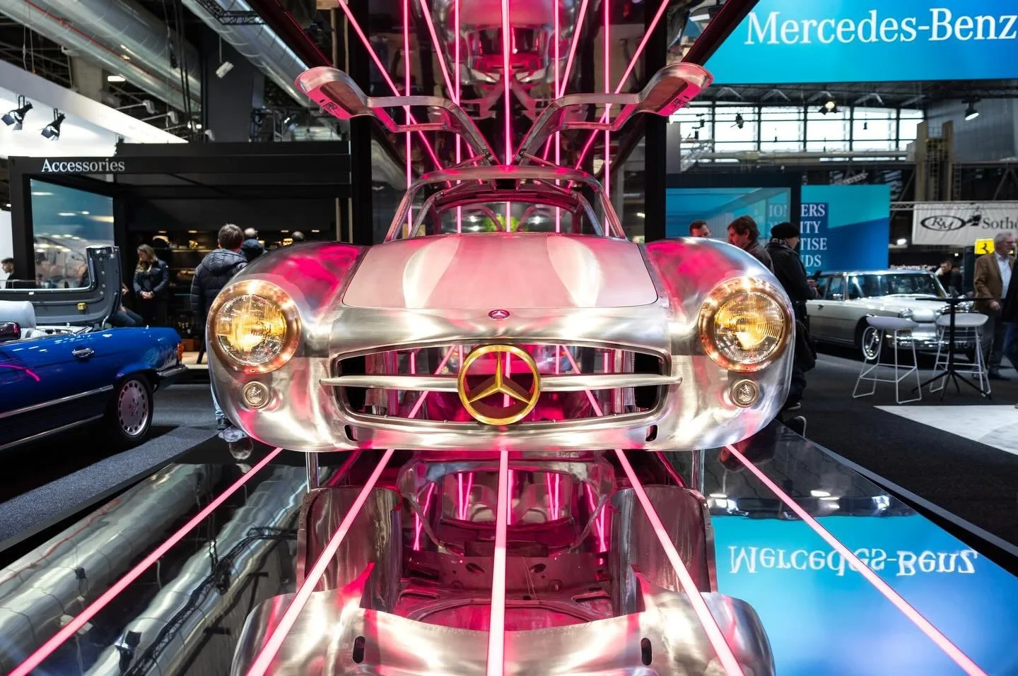 UN DEMI-SI&Egrave;CLE DE PASSION AUTOMOBILE

Du 28 janvier au 1er f&eacute;vrier 2026, Paris vibrera au rythme des moteurs d&rsquo;exception : le salon R&eacute;tromobile c&eacute;l&egrave;bre ses 50 ans. Plus qu&rsquo;une simple exposition, cet &eac