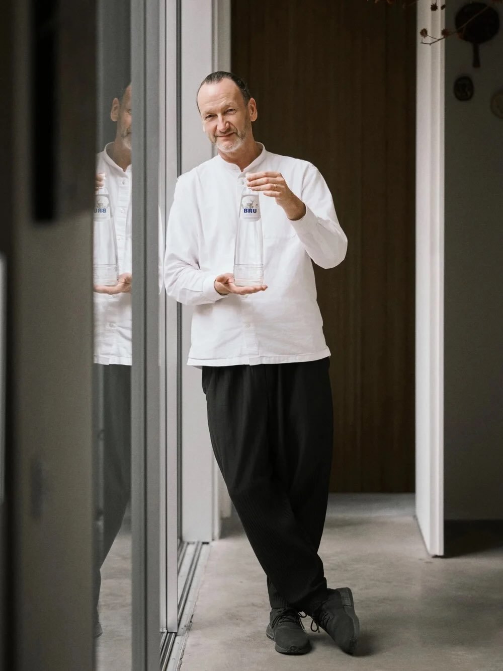 UNE COLLABORATION QUI SCINTILLE

Pour c&eacute;l&eacute;brer les f&ecirc;tes, BRU s&rsquo;associe au designer belge Charles Kaisin dans une collaboration exceptionnelle : une &eacute;dition limit&eacute;e, des verres et une identit&eacute; visuelle i