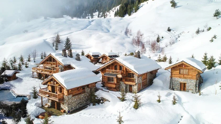 &Eacute;VASION ET RESSOURCEMENT AU C&OElig;UR DES MONTAGNES

Nich&eacute; dans le domaine skiable de M&eacute;ribel, la station au c&oelig;ur des 3 Vall&eacute;es, le Refuge de la Traye vit au rythme de ses h&ocirc;tes et de la nature qui l&rsquo;ent