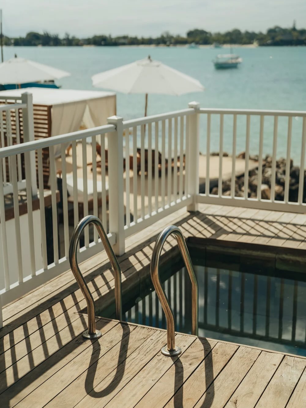 JOYAU INTIMISTE &amp; RAFFIN&Eacute; SUR LA C&Ocirc;TE MAURICIENNE

Dissimul&eacute; derri&egrave;re une majestueuse porte coch&egrave;re en ch&ecirc;ne, La Maison 20 Degr&eacute;s Sud, &agrave; l&rsquo;architecture coloniale toute de bois blanc et d