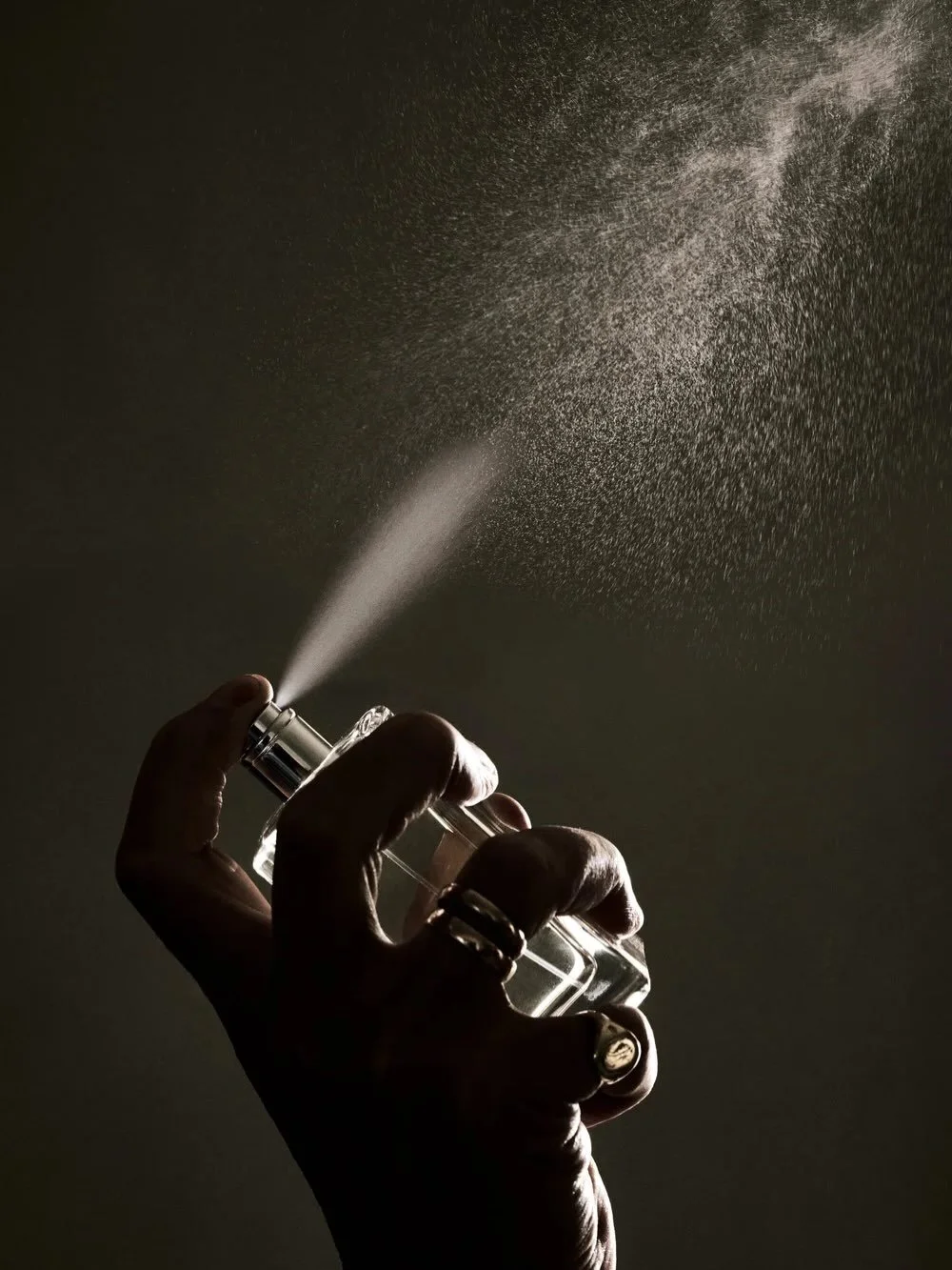 COMME UN PARFUM DE RENCONTRE

Maquilleur des reines et po&egrave;te des fragrances, Bouzouk signe avec Bouzouk Brussels un parfum qui caresse l&rsquo;&acirc;me autant que la peau. Une essence lumineuse et r&eacute;confortante, n&eacute;e d&rsquo;un m