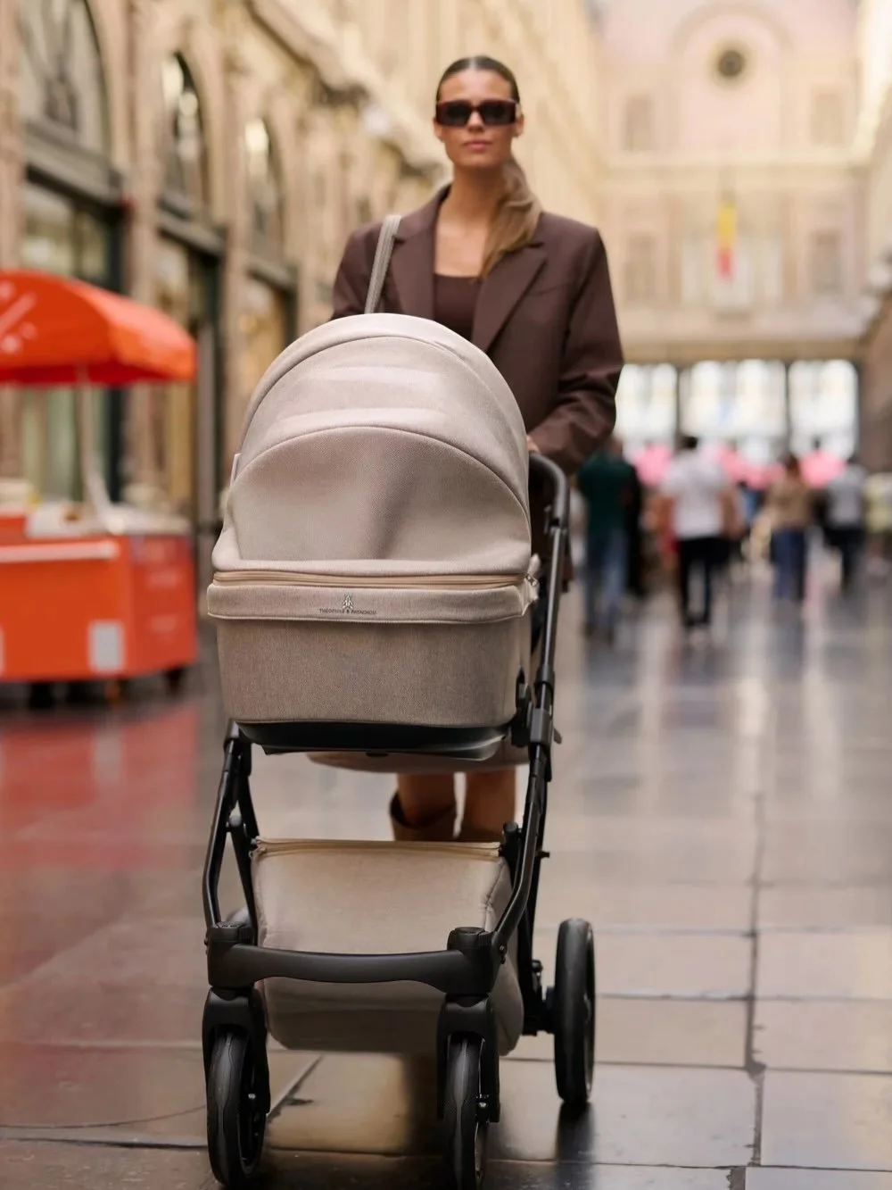 UN AUTOMNE TOUT EN DOUCEUR

Th&eacute;ophile &amp; Patachou cultive depuis plus de trente ans l&rsquo;art d&rsquo;une beaut&eacute; discr&egrave;te, &agrave; la fois tendre et intemporelle, comme un doux &eacute;crin d&rsquo;&eacute;l&eacute;gance po