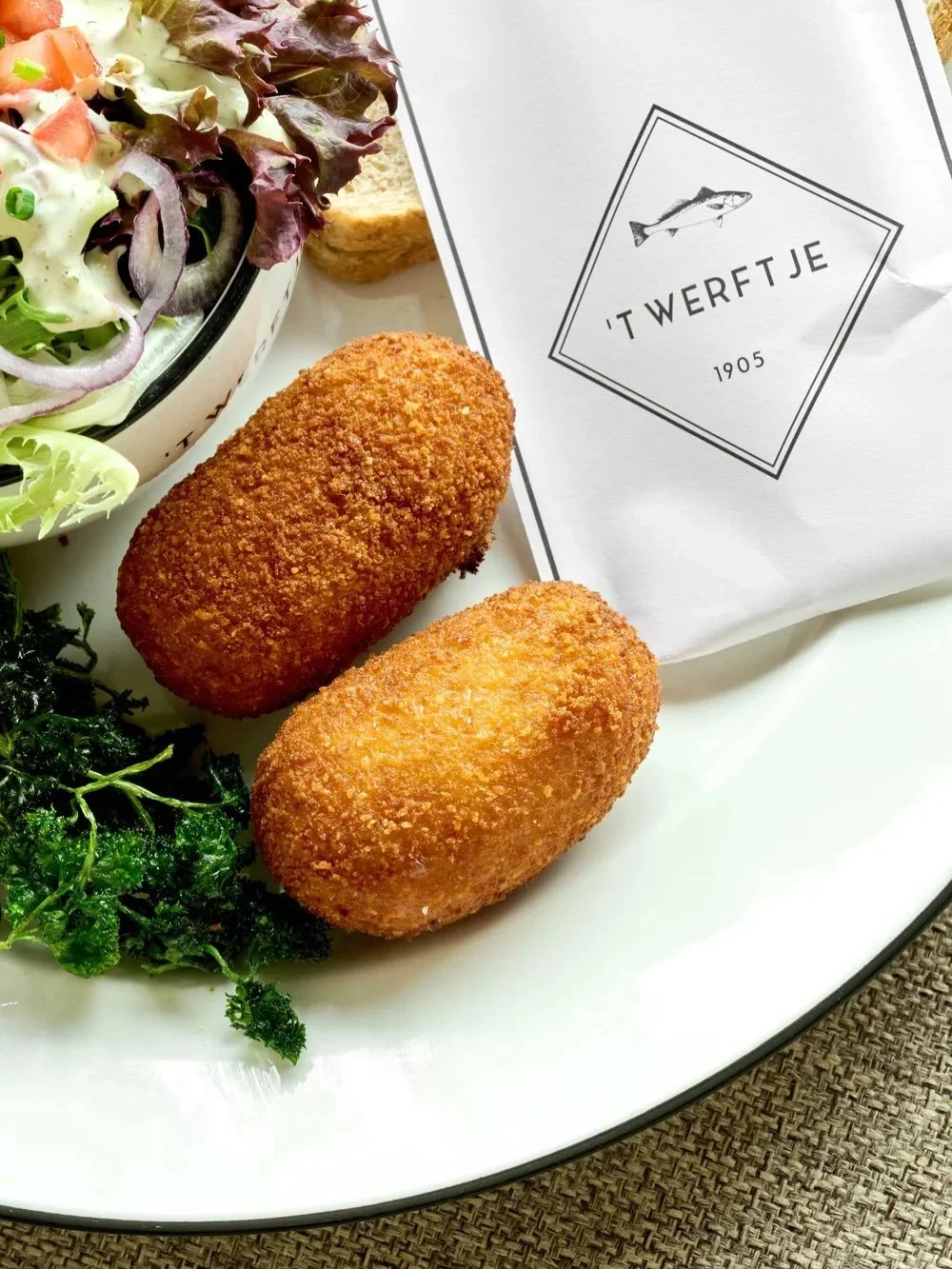 NOUVELLE ADRESSE NOUVEAU PANORAMA M&Ecirc;ME IDENTIT&Eacute;

Chez &lsquo;t Werftje, le verre est toujours &agrave; moiti&eacute; plein, au sens propre comme au figur&eacute;. Le c&eacute;l&egrave;bre restaurant familial zeebrugeois a d&eacute;m&eacu