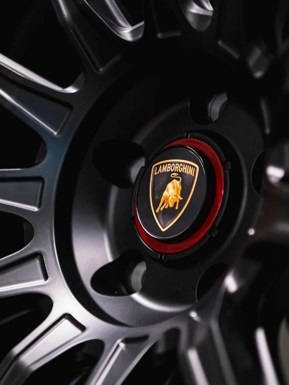 PLEIN PHARE SUR KNOKKE

Avec l&rsquo;ouverture d&rsquo;un nouveau showroom sur la Nati&euml;nlaan, Lamborghini renforce sa pr&eacute;sence sur la c&ocirc;te belge. Un &eacute;crin &agrave; la hauteur d&rsquo;une marque qui s&eacute;duit aujourd&rsquo