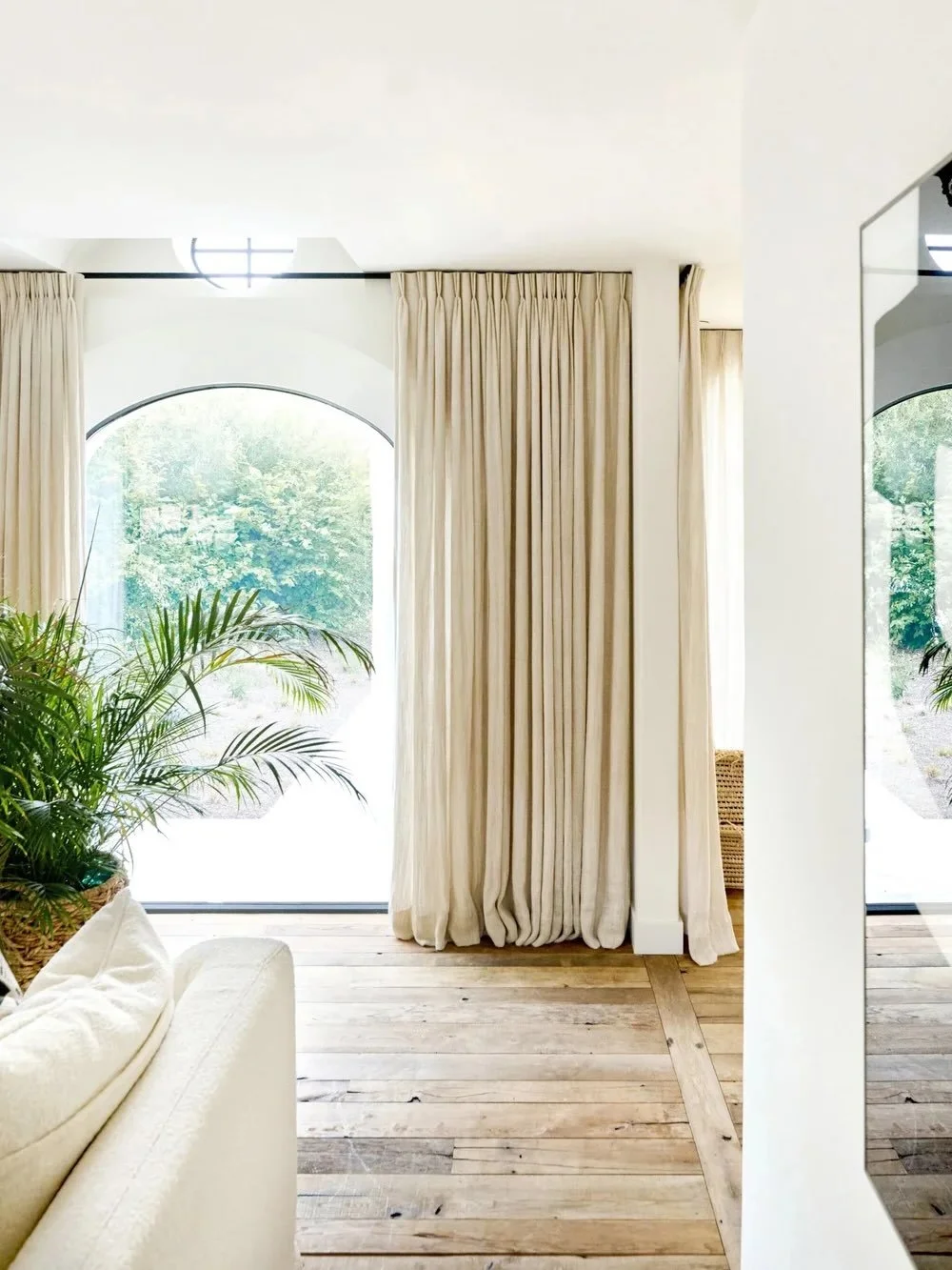 WHEN YOU NEED PERFECTION AND THE DETAILS MATTER

Through painting techniques, upholstery, fitted carpets and the finest curtains, all custom-made for you.

#EXCLUSIVE #BEAUTIFUL #BRANDS #PEOPLE #PLACES