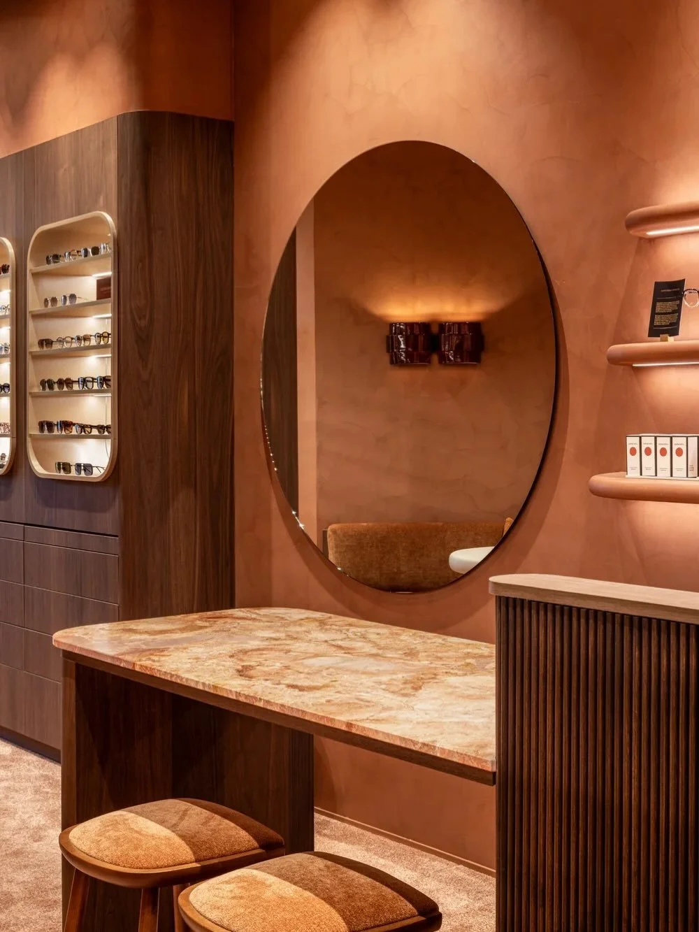 LA PASSION DU M&Eacute;TIER, LE SENS DU SERVICE

La Kustlaan, &agrave; Knokke, s&rsquo;est r&eacute;cemment enrichie d&rsquo;un nouveau lunetier au riche pedigree. Derri&egrave;re le comptoir de Zoute Optics, Dominique, Catherine et Elise Vandenbalck