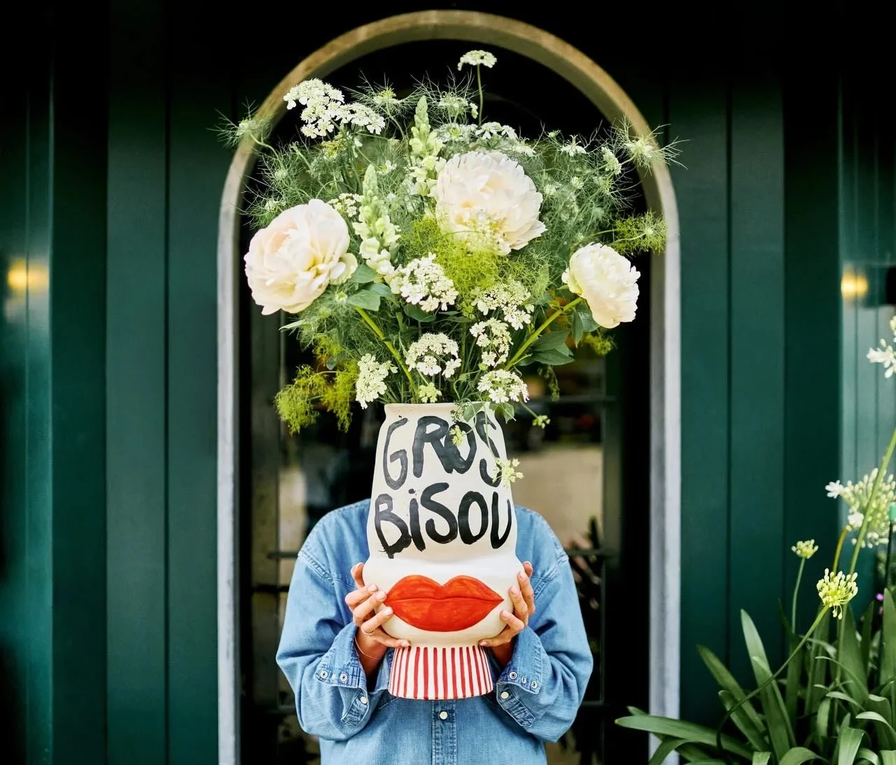 70 ANN&Eacute;ES HAUTES EN COULEUR

Au c&oelig;ur du vieux Zoute, cette enseigne familiale qui f&ecirc;te ses 70 ans est le rep&egrave;re des amateurs de fleurs, de d&eacute;coration et d&rsquo;id&eacute;es cadeaux vari&eacute;es. Profitant d&rsquo;u