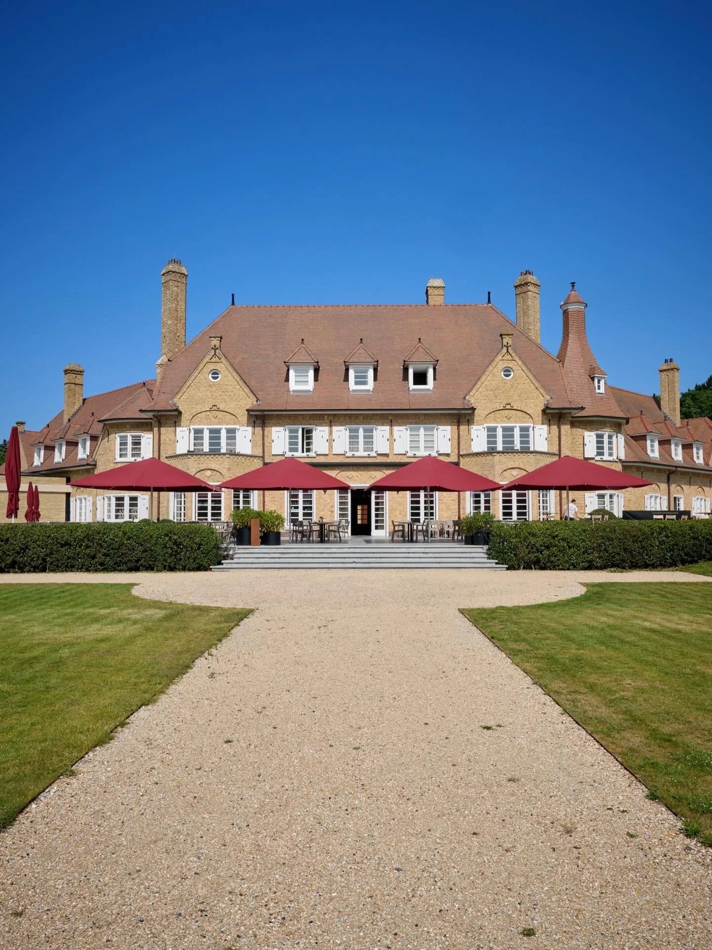 L&rsquo;AMOUR DU GOLF

Le Royal Zoute Golf Club est l&rsquo;un des clubs de golf les plus prestigieux du pays. Aussi repris parmi les cinquante plus beaux parcours europ&eacute;ens, le site r&eacute;unit deux 18 trous et toutes les installations de p