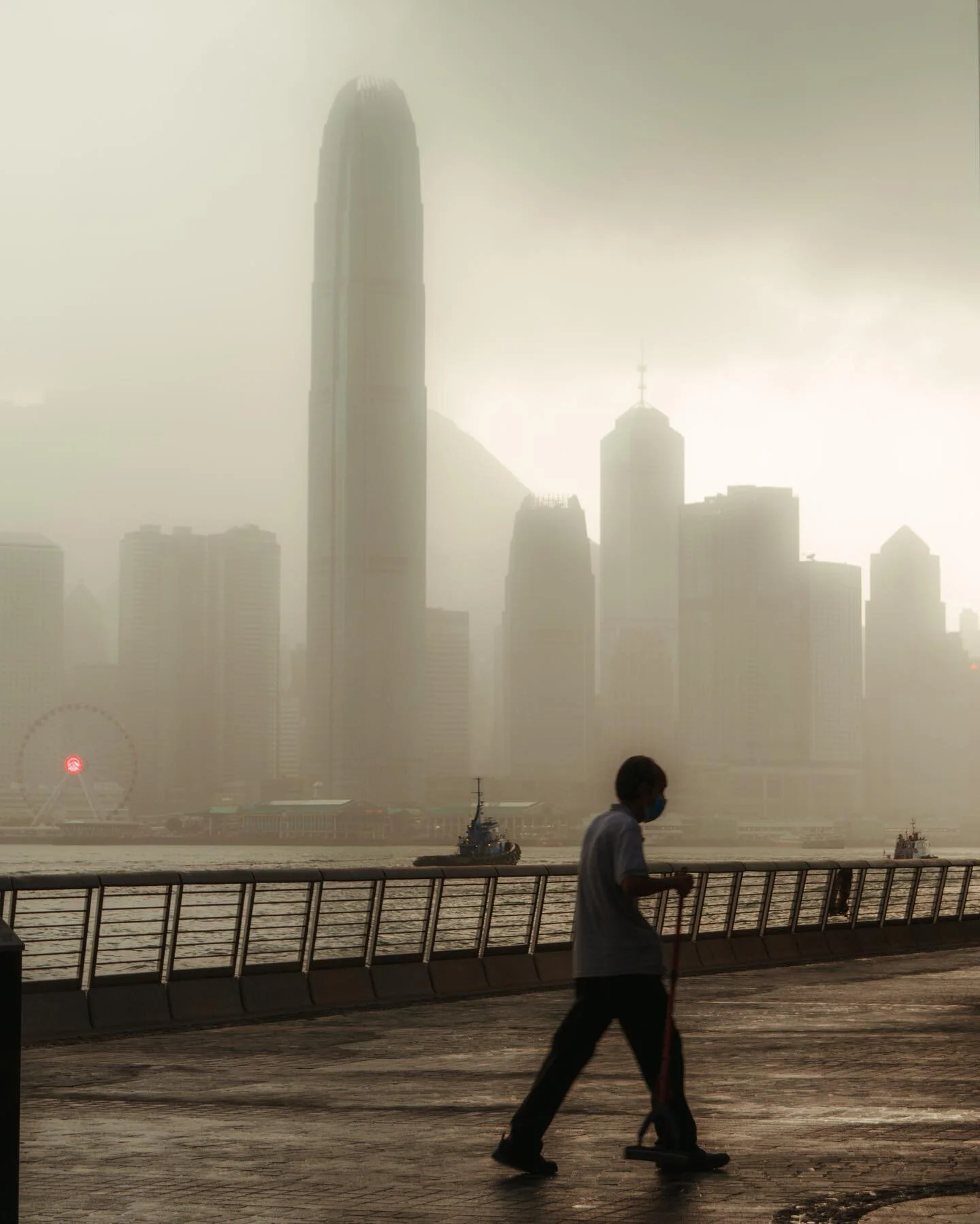 The storm is coming 
. . . .
.
#iamatraveler #agameoftones #tillweflyagain #vscocam #thecreatorclass #exploretocreate #moodygrams #stayandwander #beautifuldestinations #neverstopexploring #travelawesome #suitcase #movebeyond #sonyalpha #liveauthentic