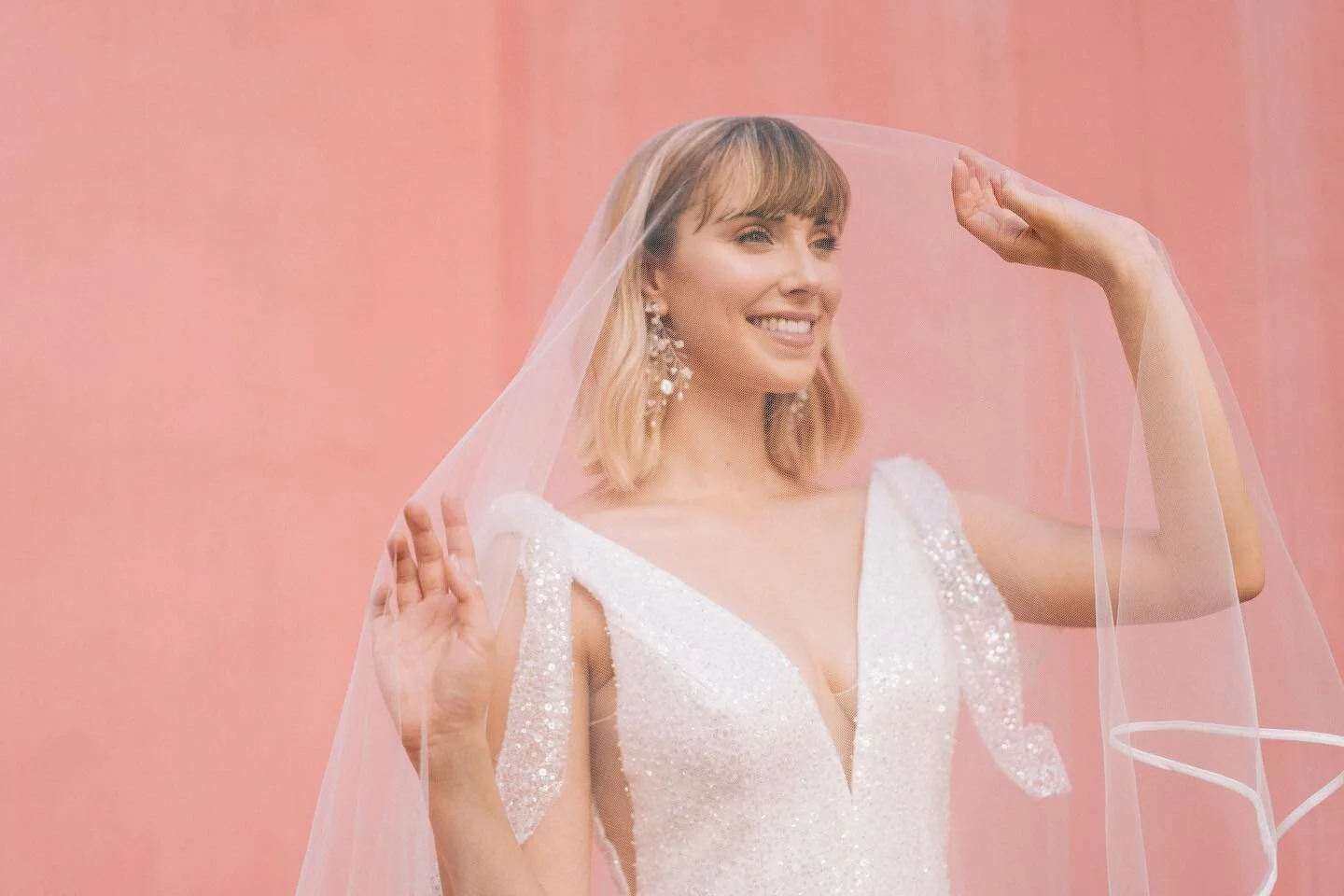 Anything is possible with sunshine and a little pink💖
-
-
-
Photographer  @kitography_ @3arles 
Model  @jordandipoto
Gown &amp; Veil  @canakbridal 
Accessories  @norahsdesign
.
.
.
.
#engagementshoots #engagementsession #muchlove_ig #hkig #travellin